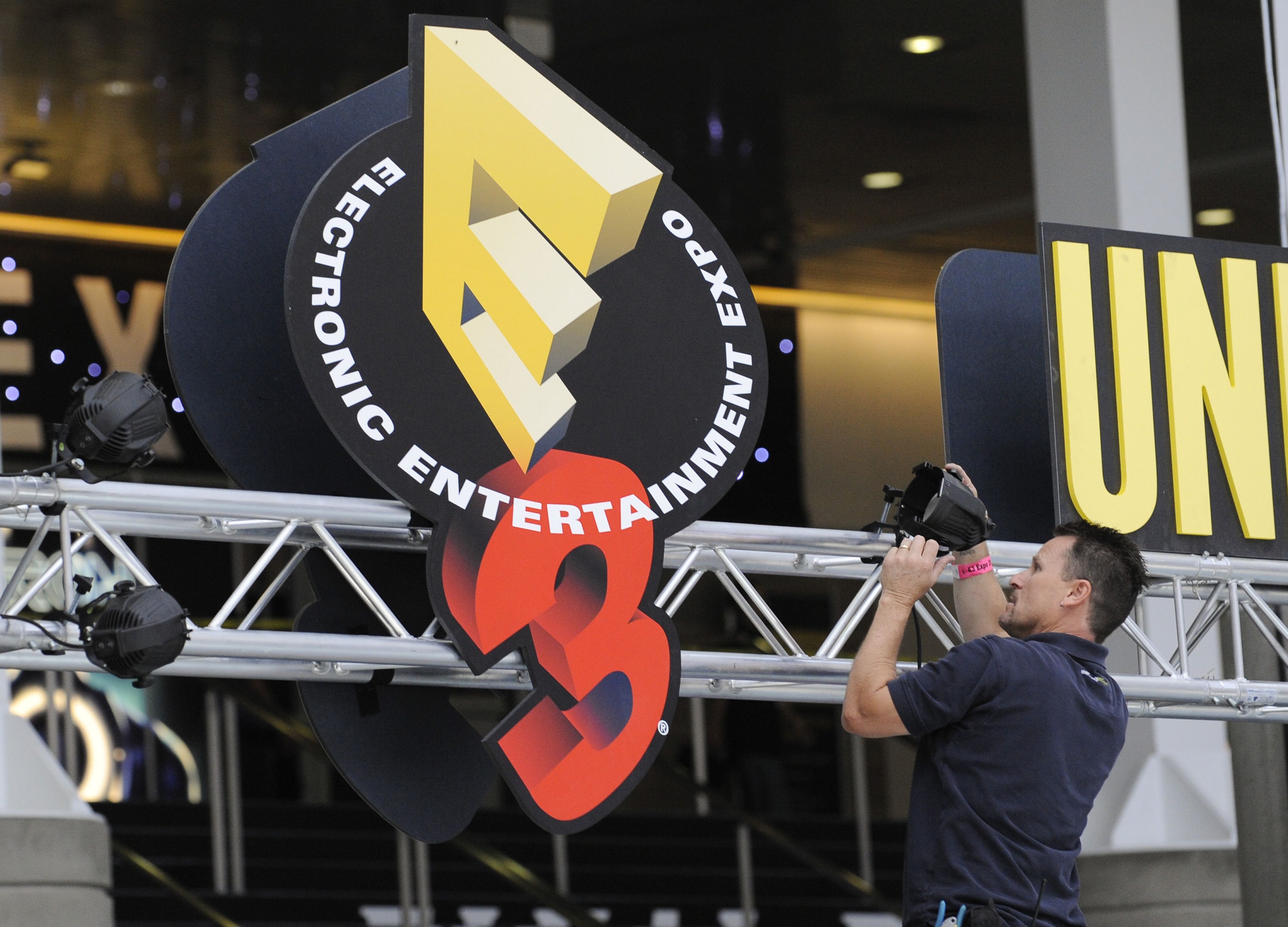 Una persona mirando un logo del E3 de Los Angeles