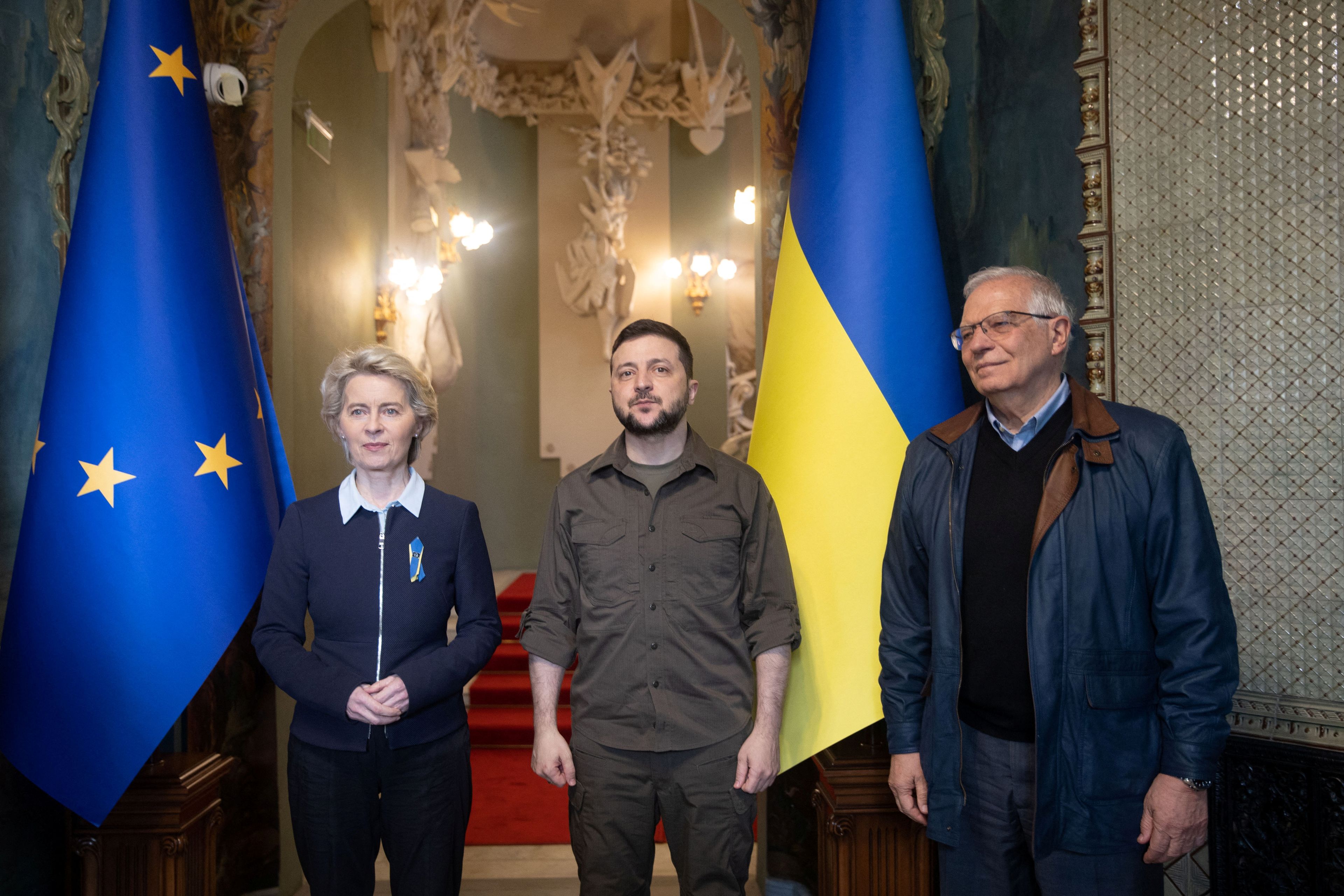 La presidenta de la Comisión Europea, Ursula von der Leyen; el presidente de Ucrania, Volodymyr Zelenskiy, y el jefe de la diplomacia europea, Josep Borrell.