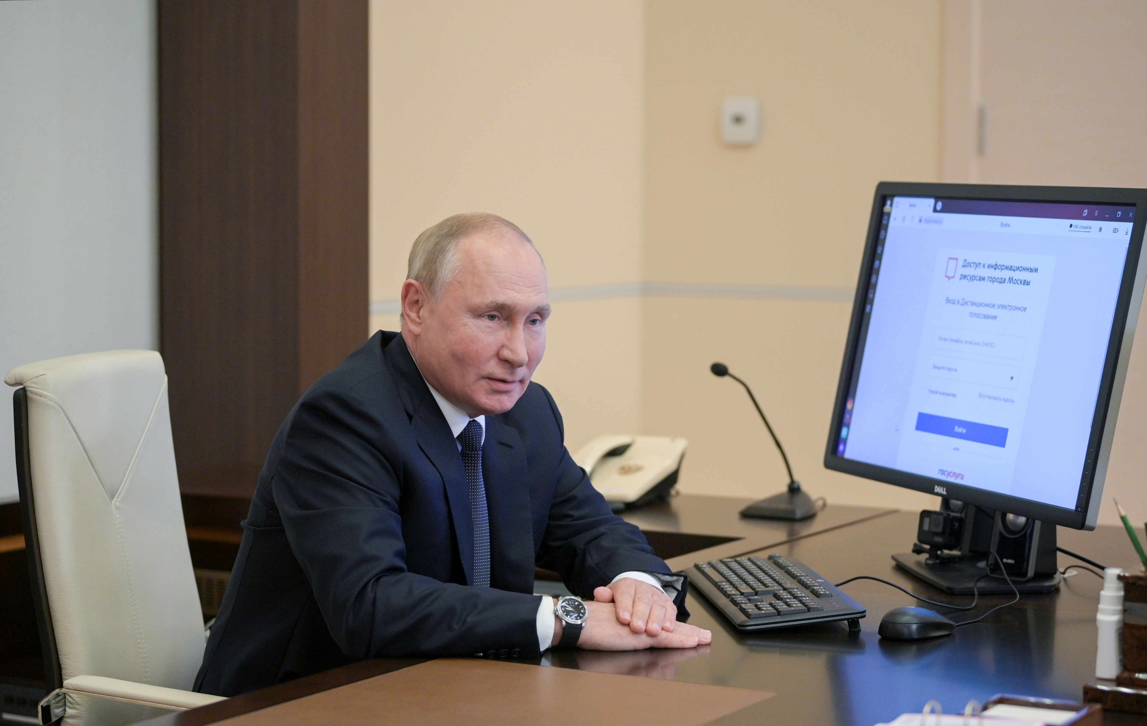 El presidente de Rusia, Vladimir Putin, frente a un ordenador.