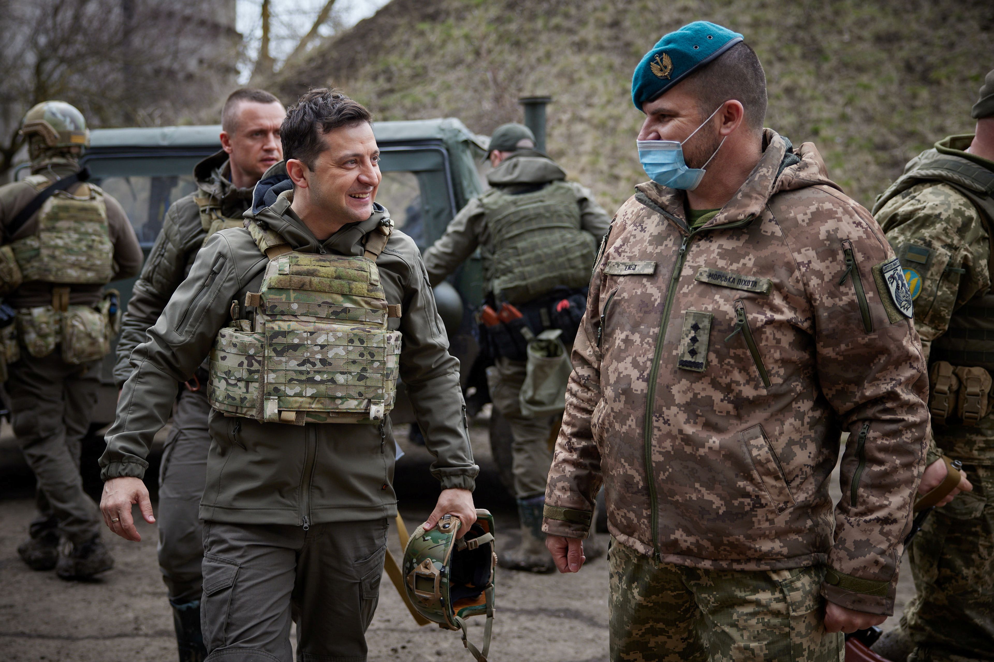 El presidente de Ucrania, Volodímir Zelenski, visita las posiciones de las fuerzas armadas cerca de la línea del frente con los separatistas apoyados por Rusia en la región de Donbás, Ucrania (foto de abril de 2021).