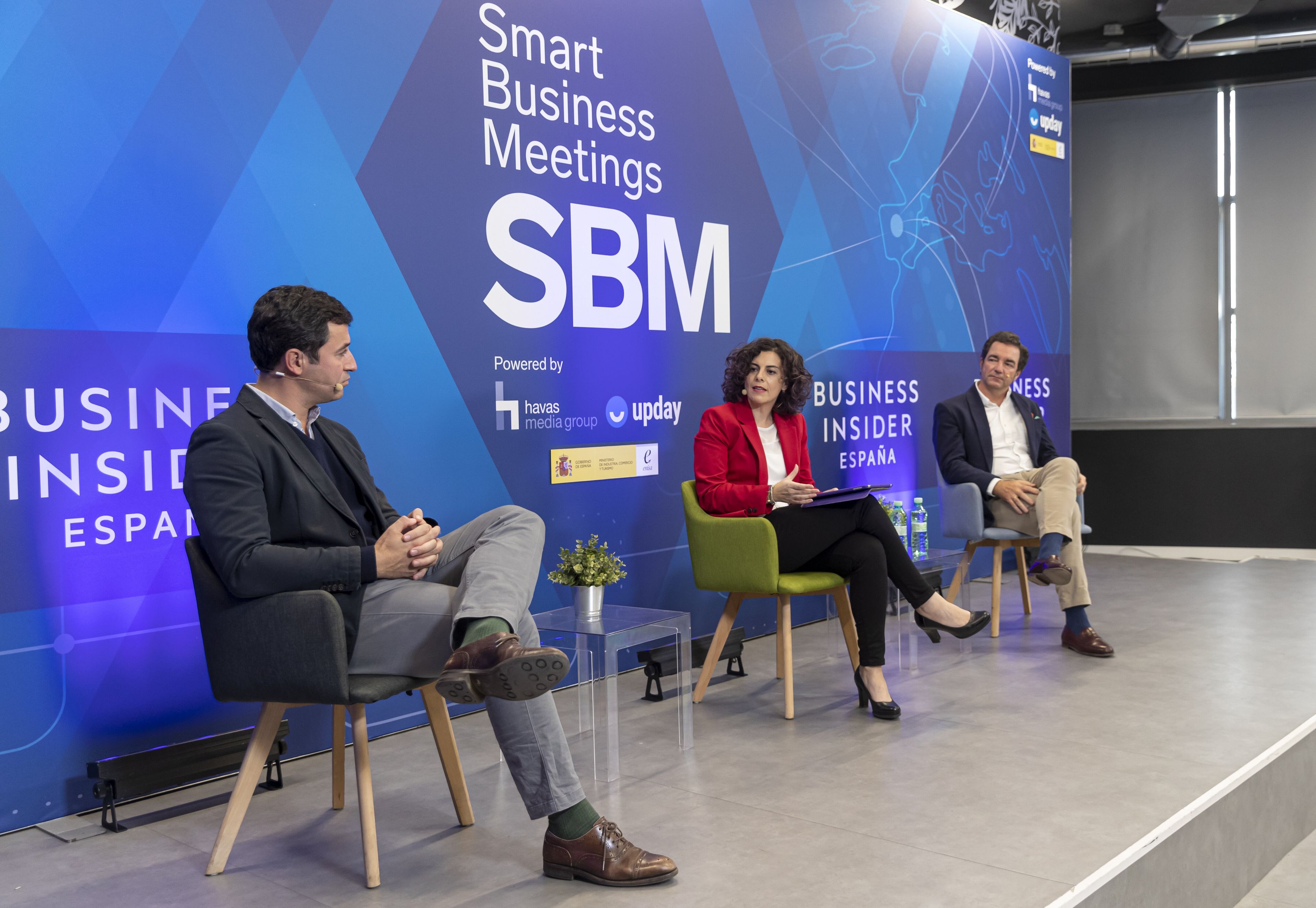 De izquierda a derecha, Antonio Giménez, socio de Seaya; Yovanna Blanco, directora de 'Business Insider España'; y Javier Torremocha, socio de Kibo, en el XXII Smart Business Meeting.