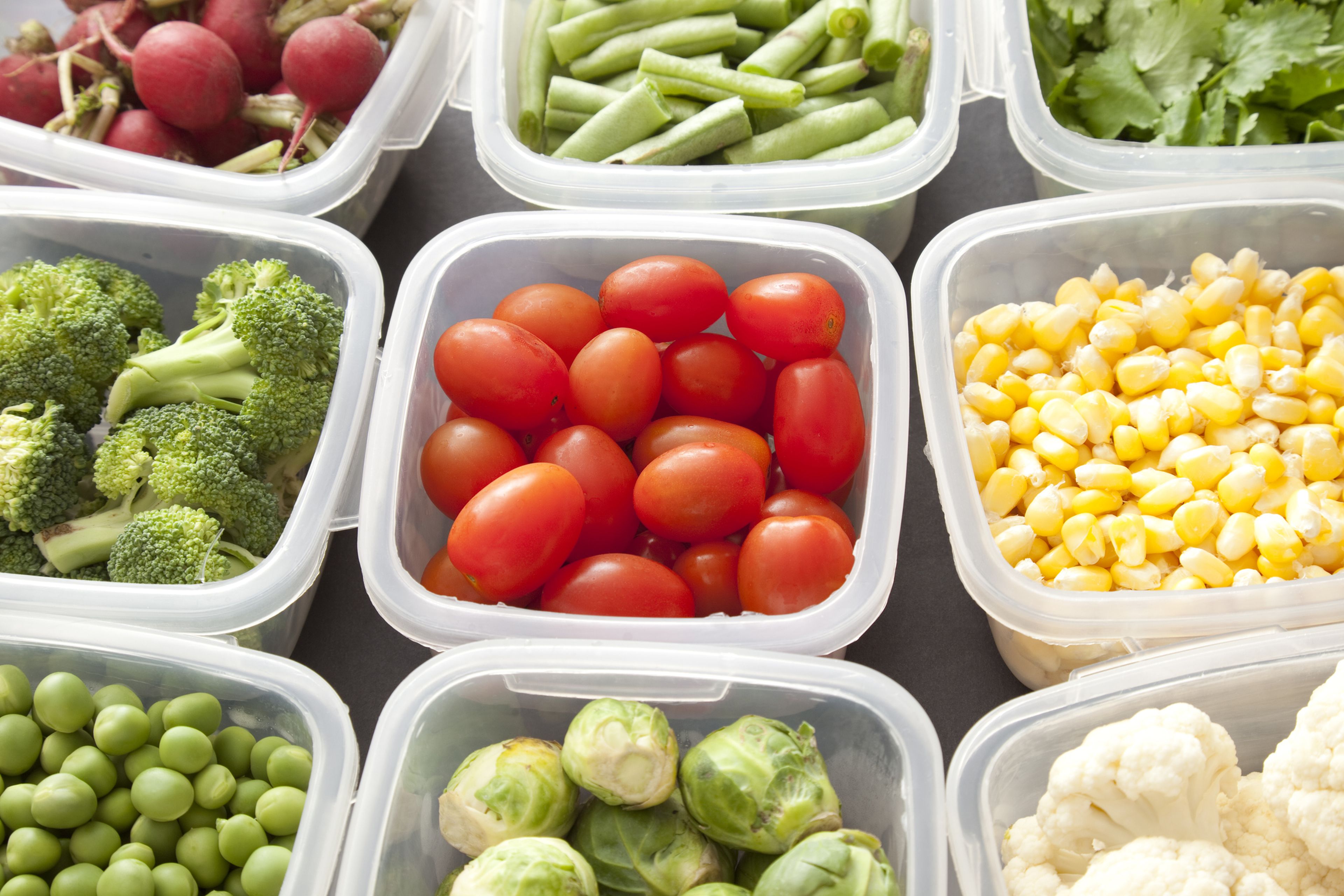 Доставка свежести. Контейнер для овощей. Овощи и фрукты в контейнерах. Продукты овощи. Продукты в контейнерах.