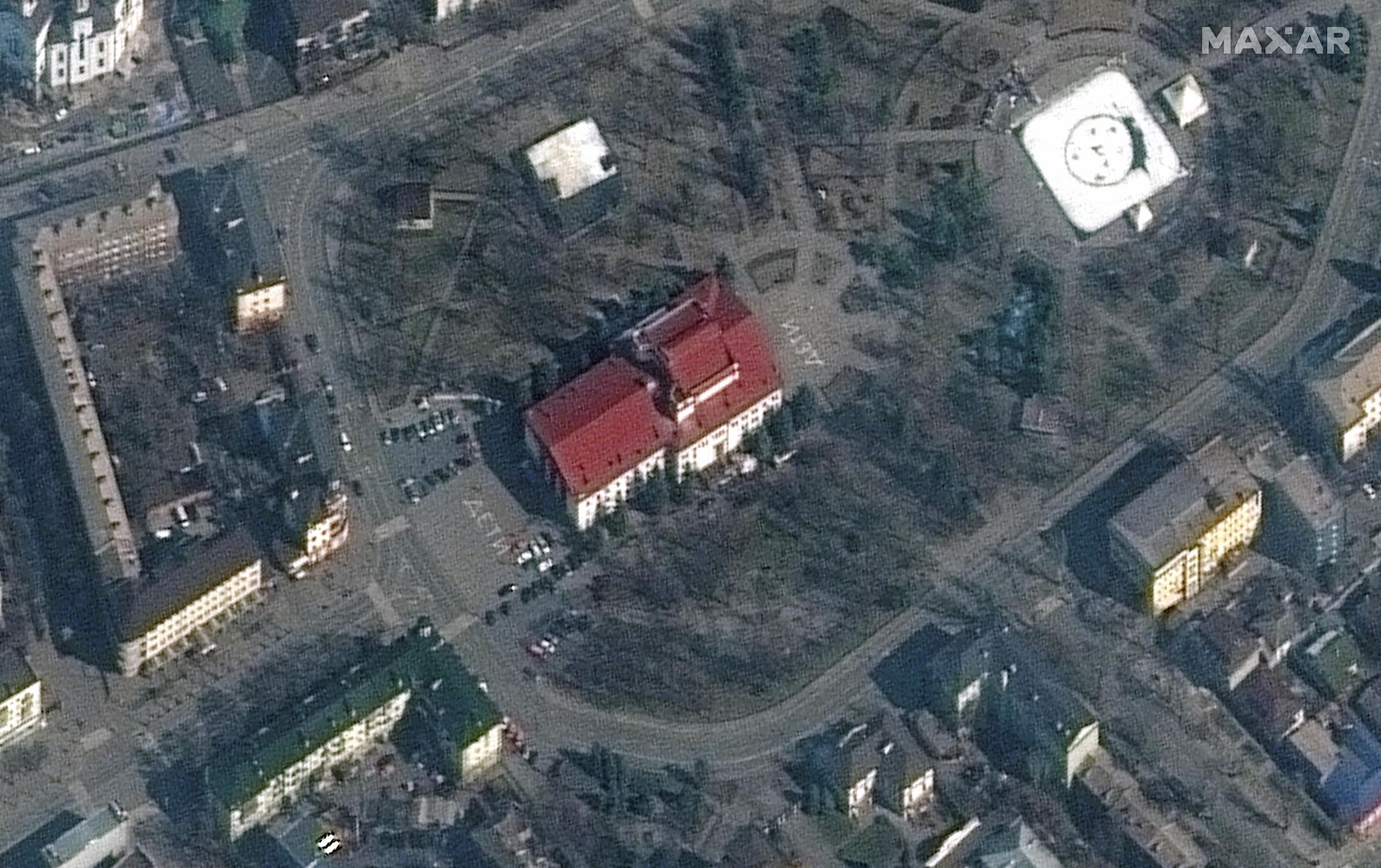 Teatro dramático de Mariupol, Ucrania, antes de los bombardeos rusos (con la palabra "NIÑOS" en ruso a ambos lados del edifico).