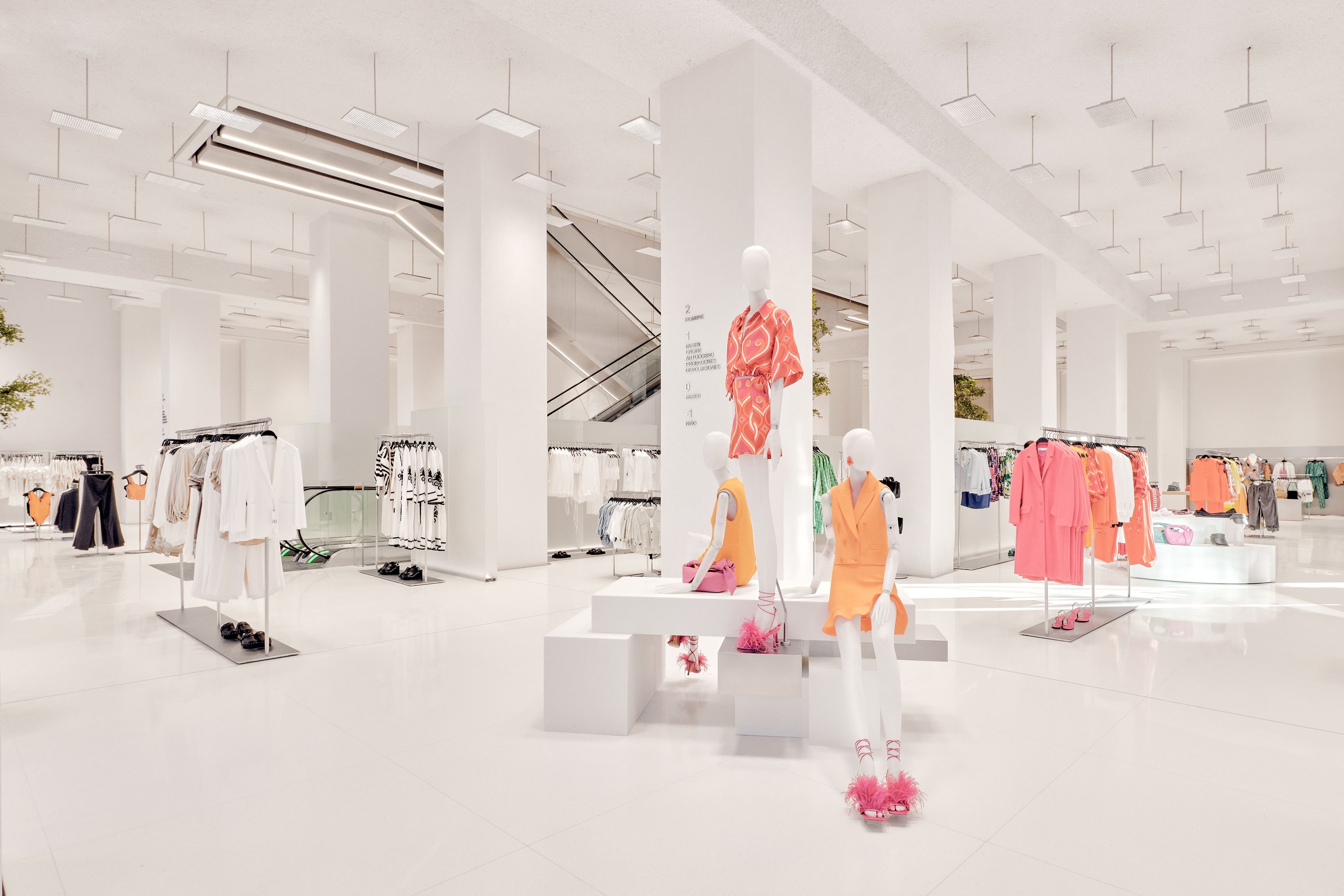 En imagen, espacio comercial de la colección de Mujer en la nueva tienda Zara.