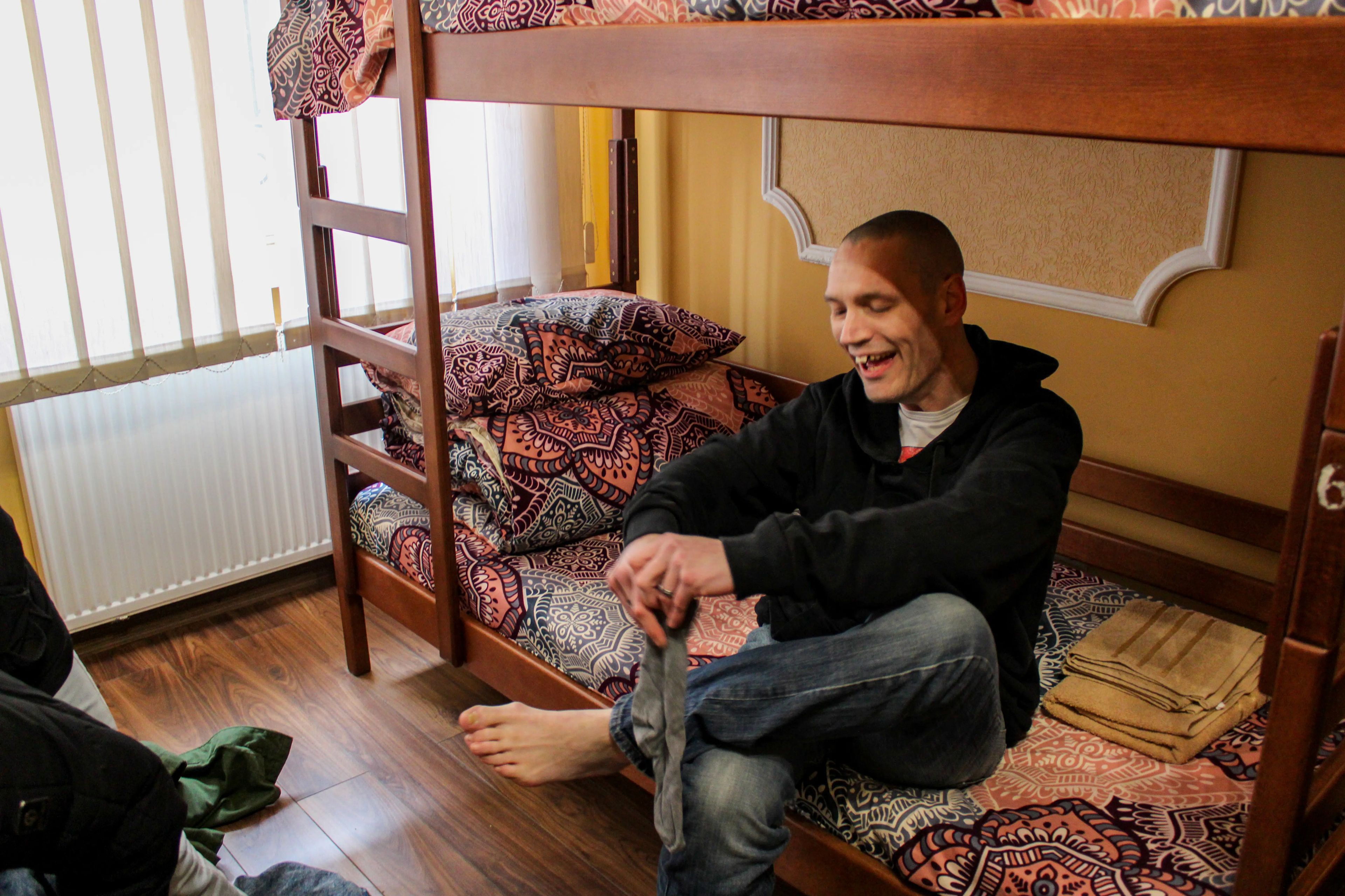 Tobias en la habitación compartida del albergue de Leópolis.