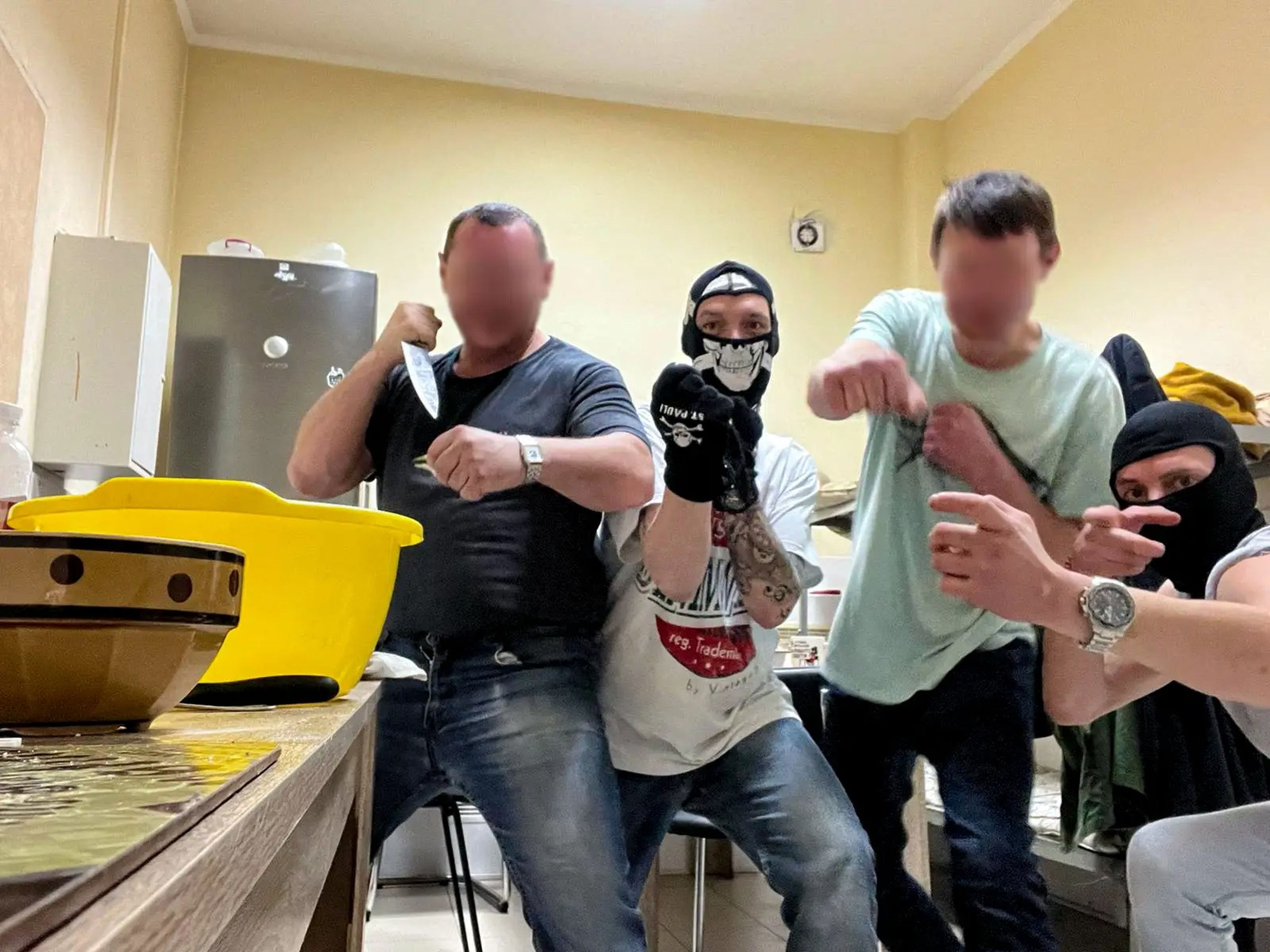 Tobias (segundo por la izquierda) y Lukas (derecha) pasan el rato con los reservistas ucranianos que conocieron en la estación de tren de Kiev. Los ucranianos les invitaron a quedarse en su cuartel improvisado.