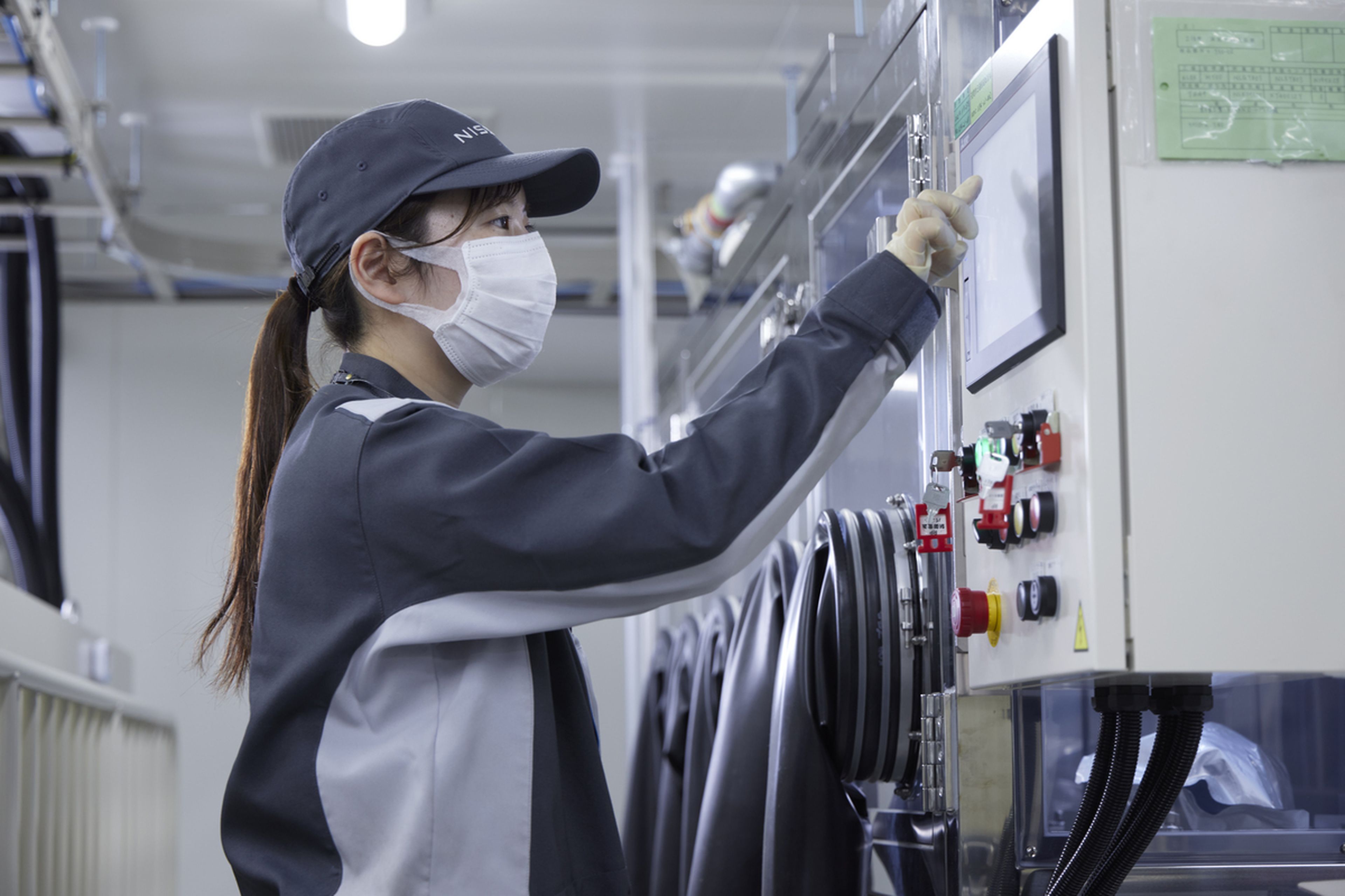 Una trabajadora en la planta piloto de baterías de estado sólido de Nissan