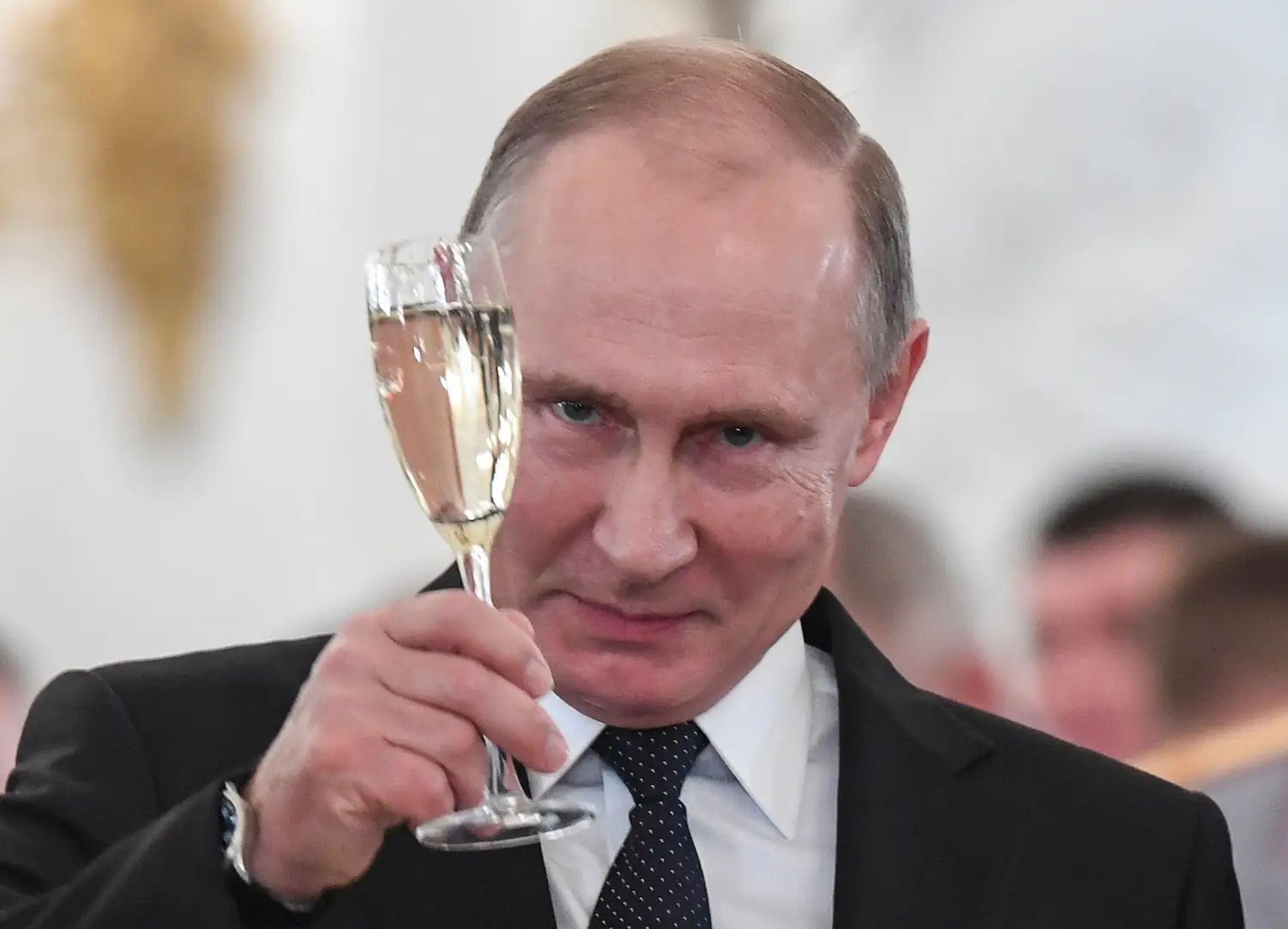 El presidente ruso Vladímir Putin brinda durante una ceremonia de entrega de premios en el Kremlin, en Moscú, Rusia, el 28 de diciembre de 2017.