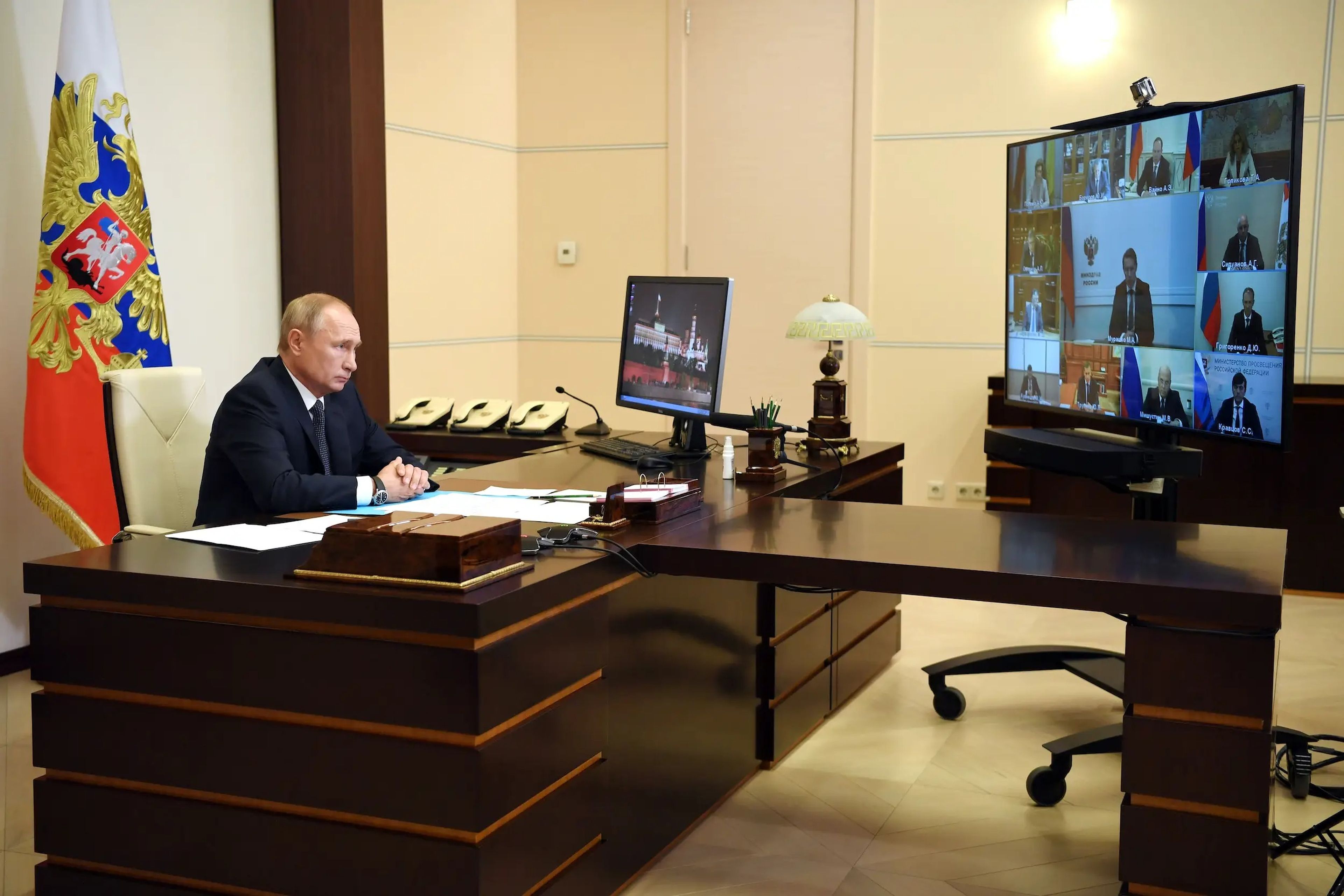 Vladímir Putin preside una reunión con miembros del Gobierno por videoconferencia en la residencia estatal de Novo-Ogaryovo, a las afueras de Moscú (Rusia), el 11 de agosto de 2020.