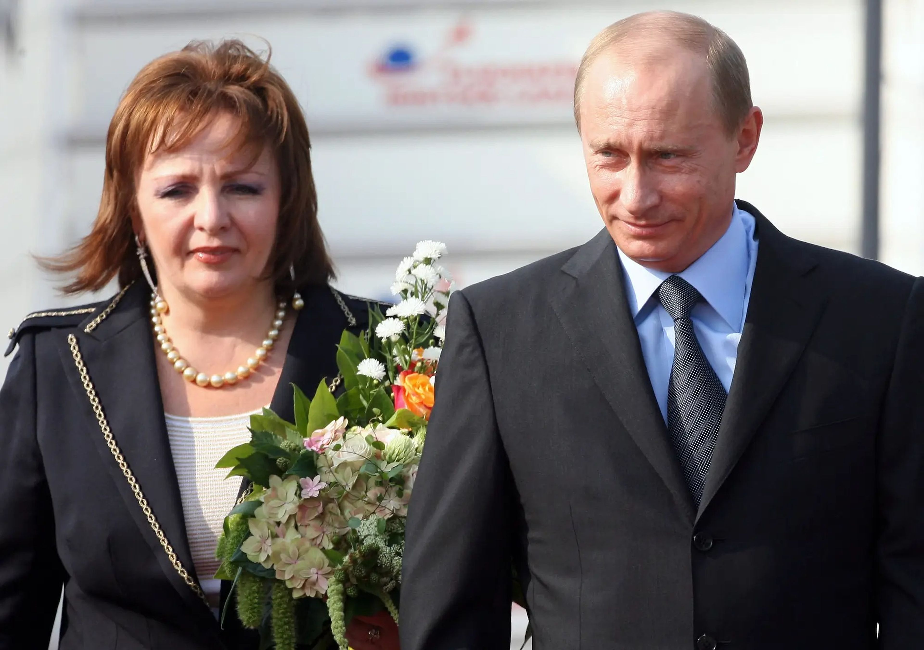 Putin y su mujer Liudmila llegan al aeropuerto de Rostock-Laage, Alemania, el 6 de junio de 2007.