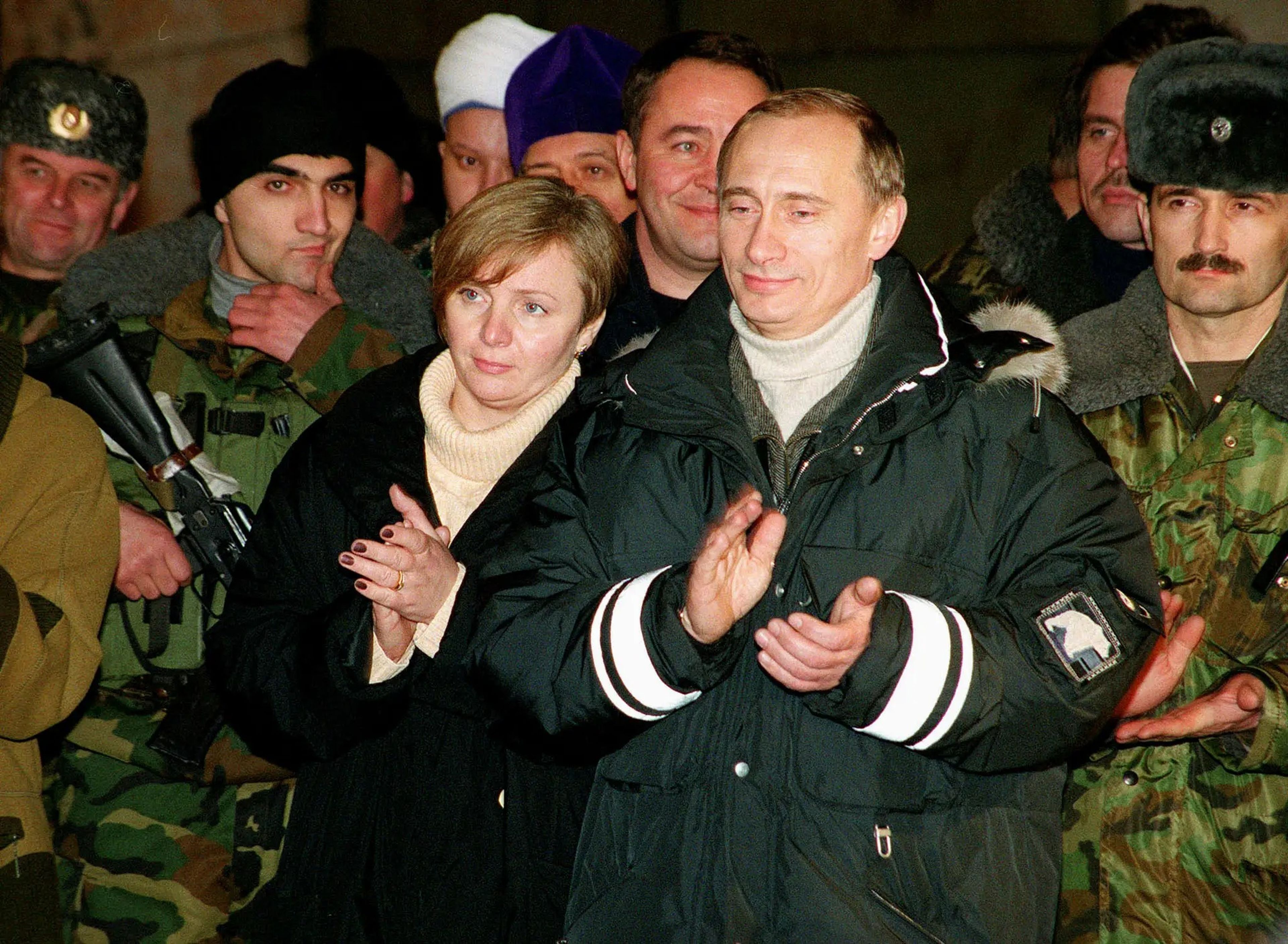 El entonces presidente en funciones Vladímir Putin y su esposa Liudmila aplauden durante un concierto tras una ceremonia de entrega de premios en Gudermes el 1 de enero de 2000.