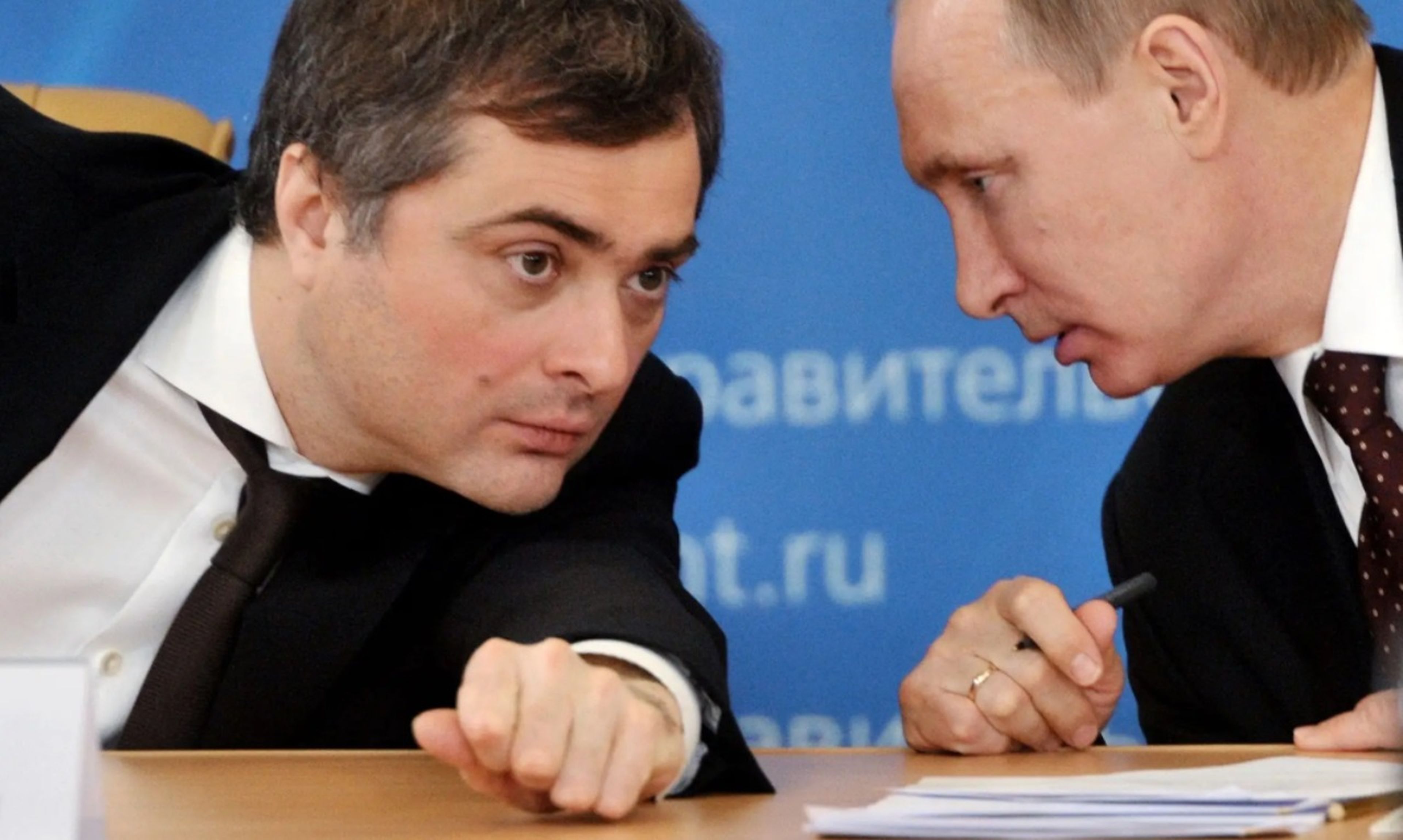Vladislav Surkov hablando con su jefe, Vladimir Putin, en 2012. Surkov ha afirmado a 'Business Insider' que la verdad surgirá al 'calor del conflicto'.