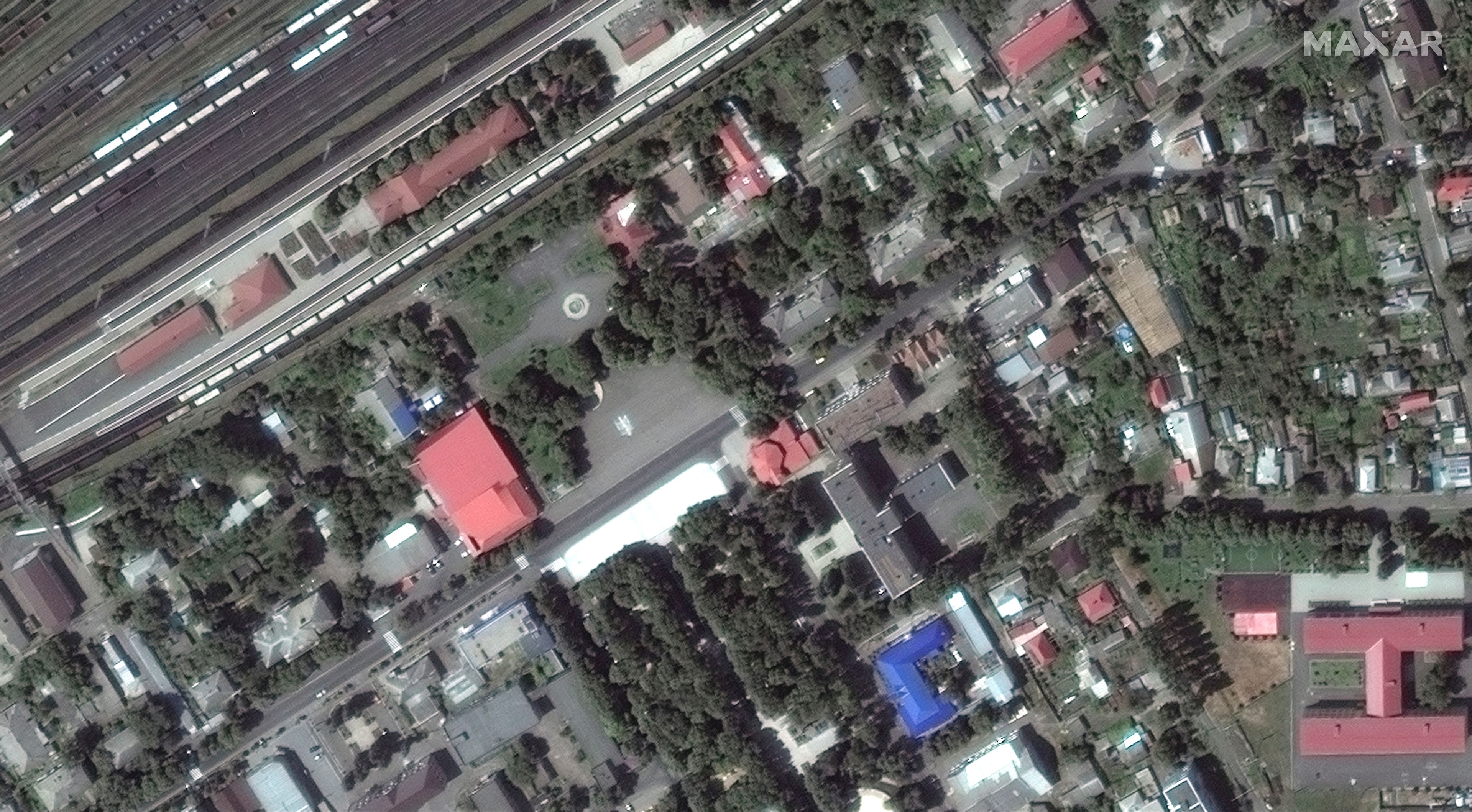 Una imagen de satélite muestra una estación de tren y edificios antes de la invasión rusa de Ucrania, en Volnovaja (Ucrania), el 18 de julio de 2021.