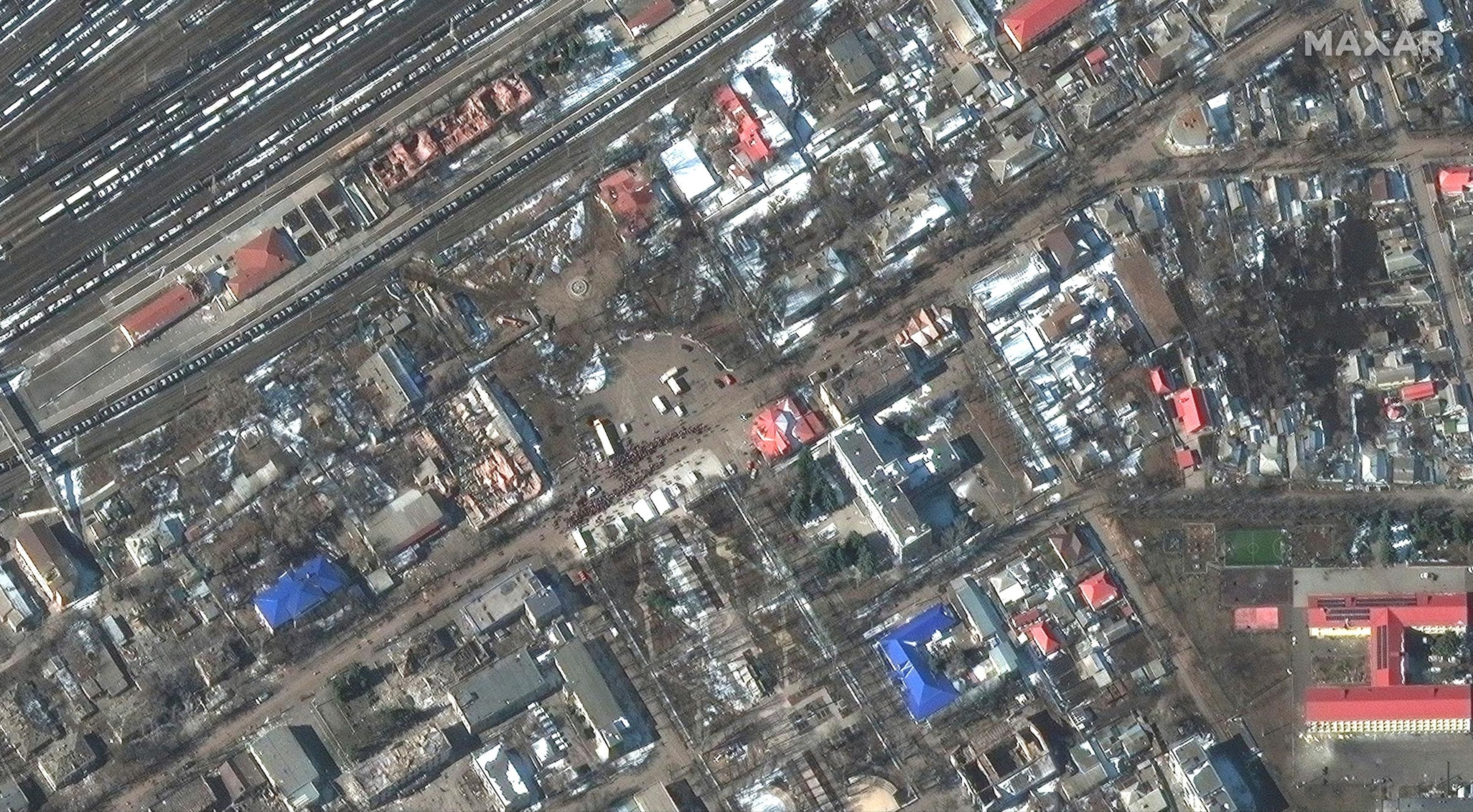 Una imagen de satélite muestra daños en edificios y una multitud de personas, en Volnovaja (Ucrania), el 14 de marzo de 2022.