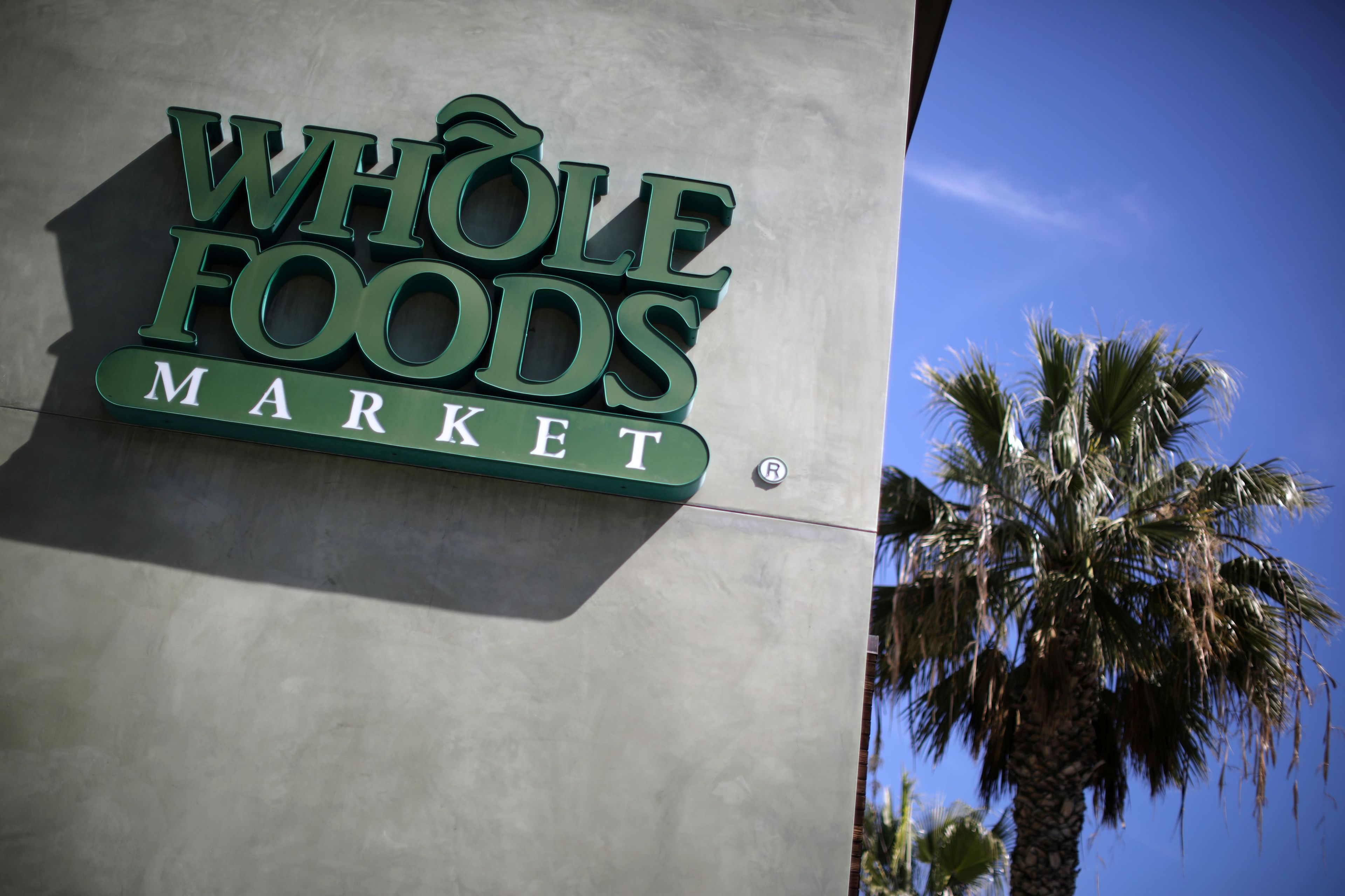 Logo de Whol Foods en una tienda de Santa Monica, en California (Estados Unidos).