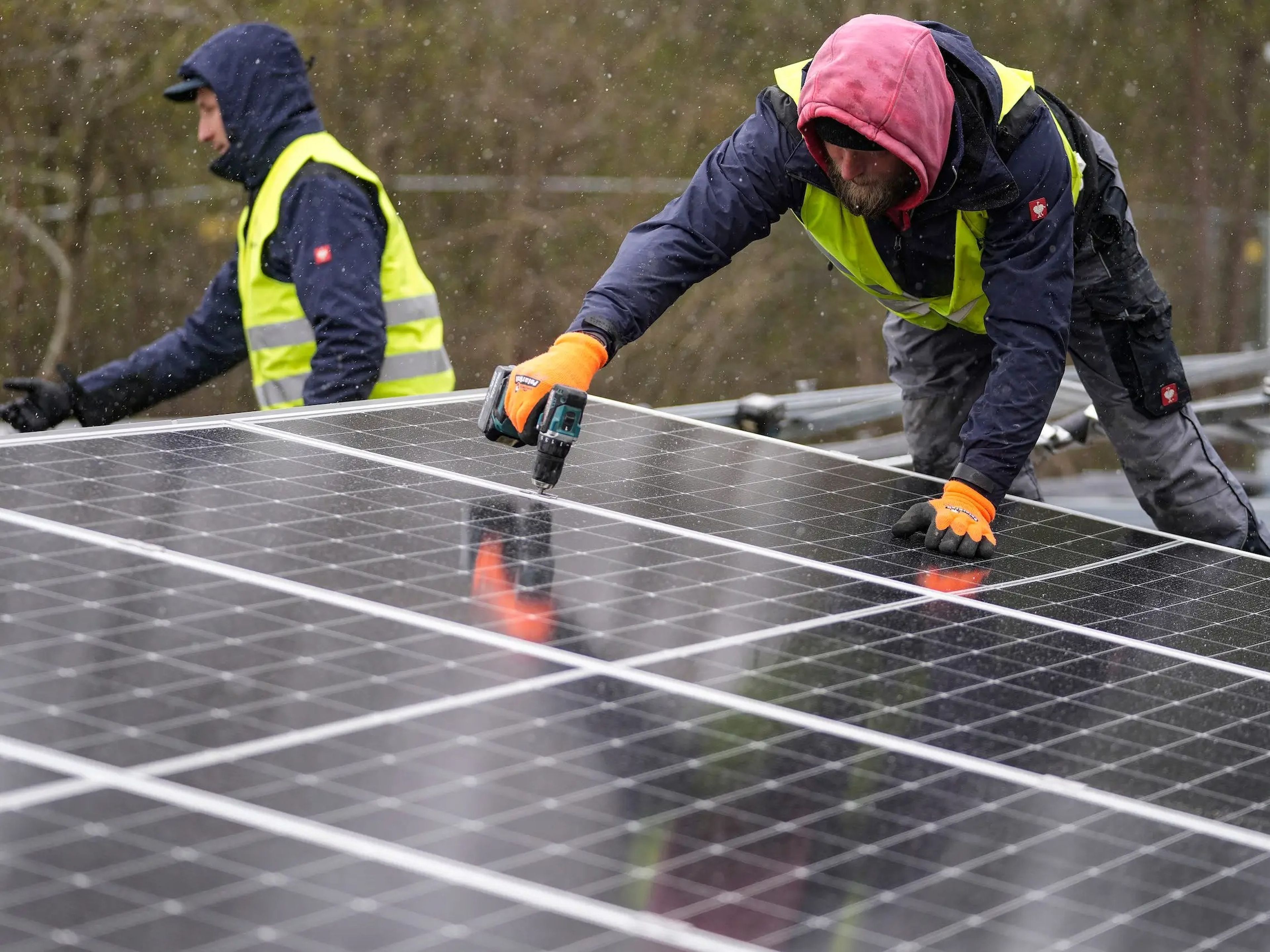 Paneles solares se instalan en una planta fotovoltaica flotante en un lago en Haltern (Alemania) el viernes 1 de abril de 2022.