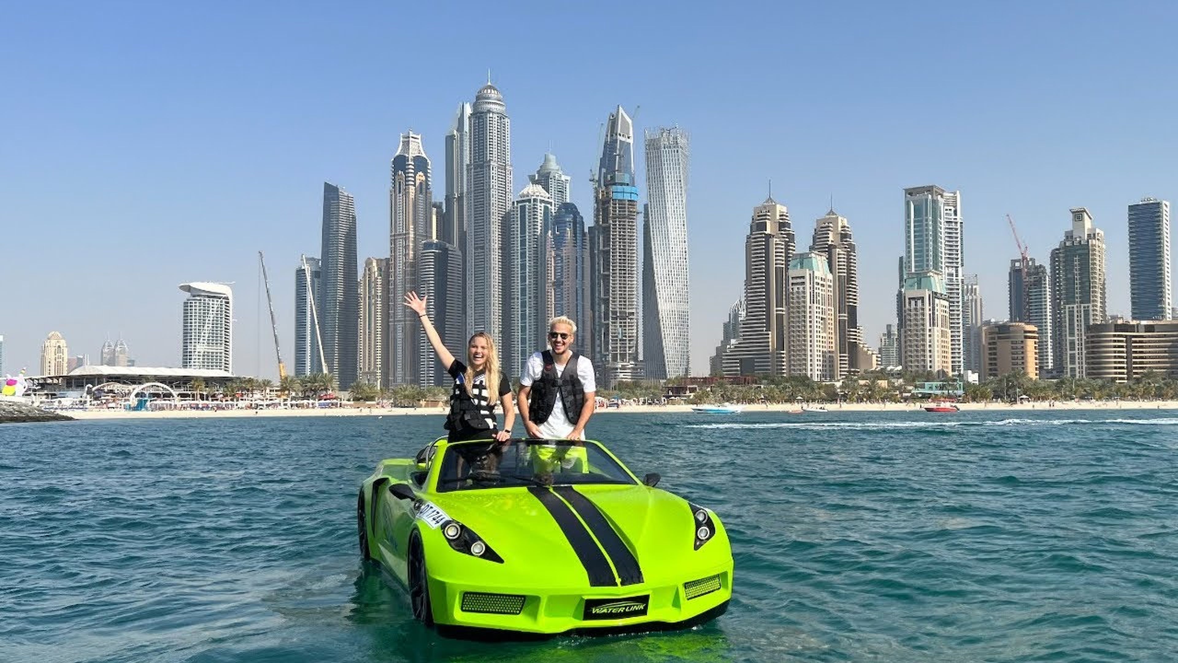 Supercar Blondie probando el coche acuático de Waterlink en Dubai