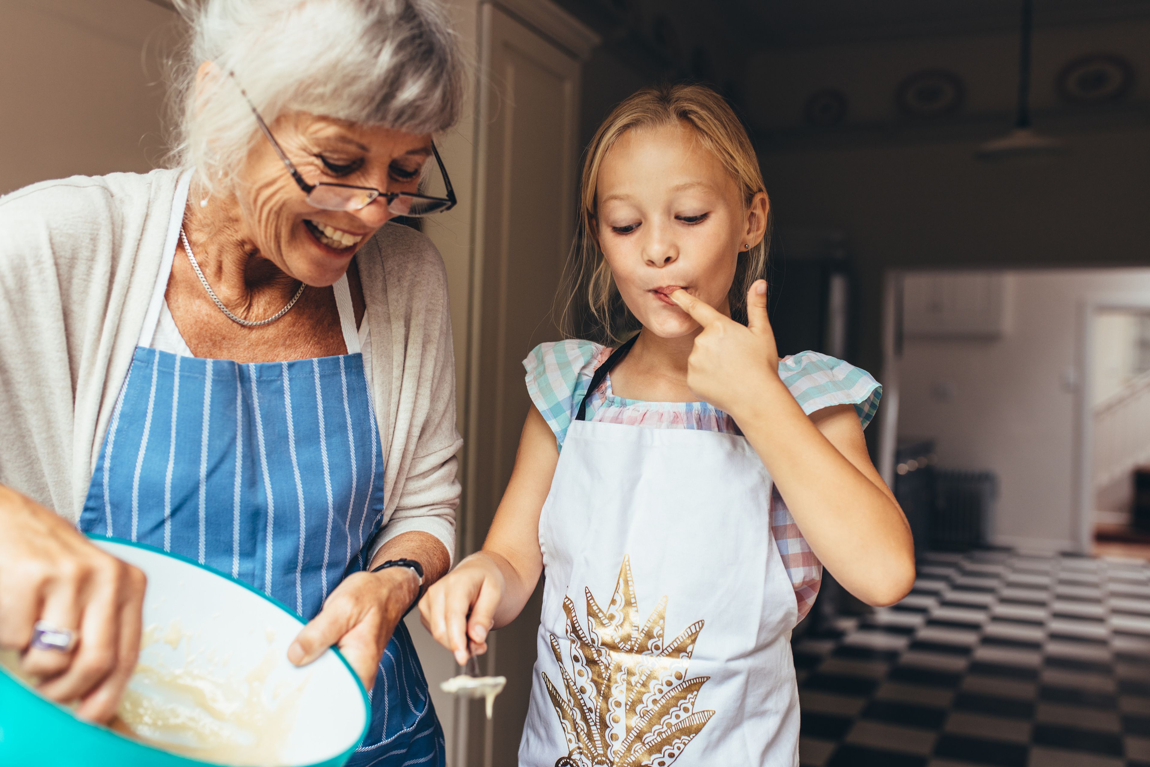 Abuela y nieta cocinando