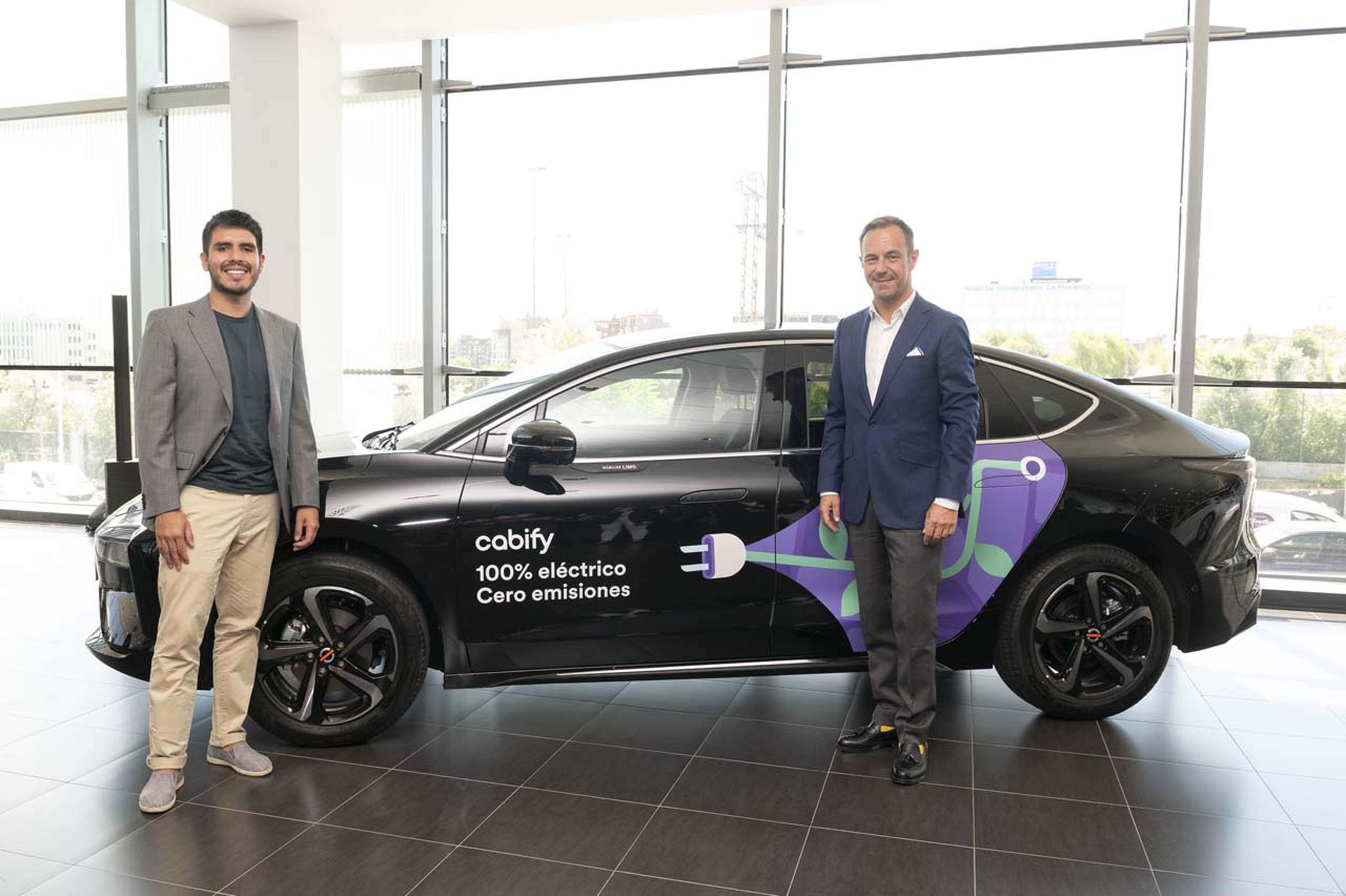 Daniel Bedoya (izda.), Regional Manager de Cabify en España, y Sebastián Guigues, director general de Renault, Alpine y Mobilize Iberia.