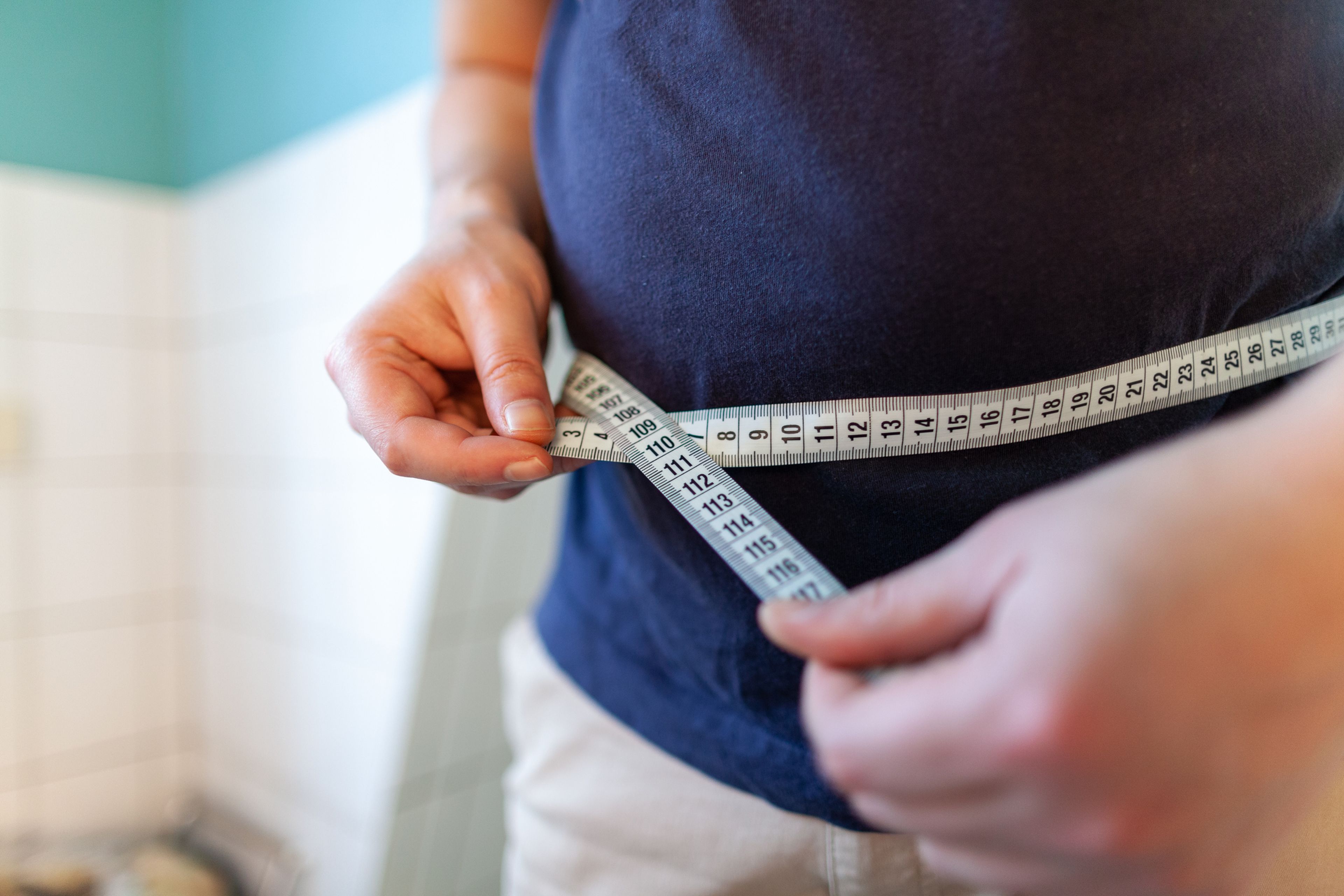 Medir tu cintura es más adecuado que pesarte en la báscula.