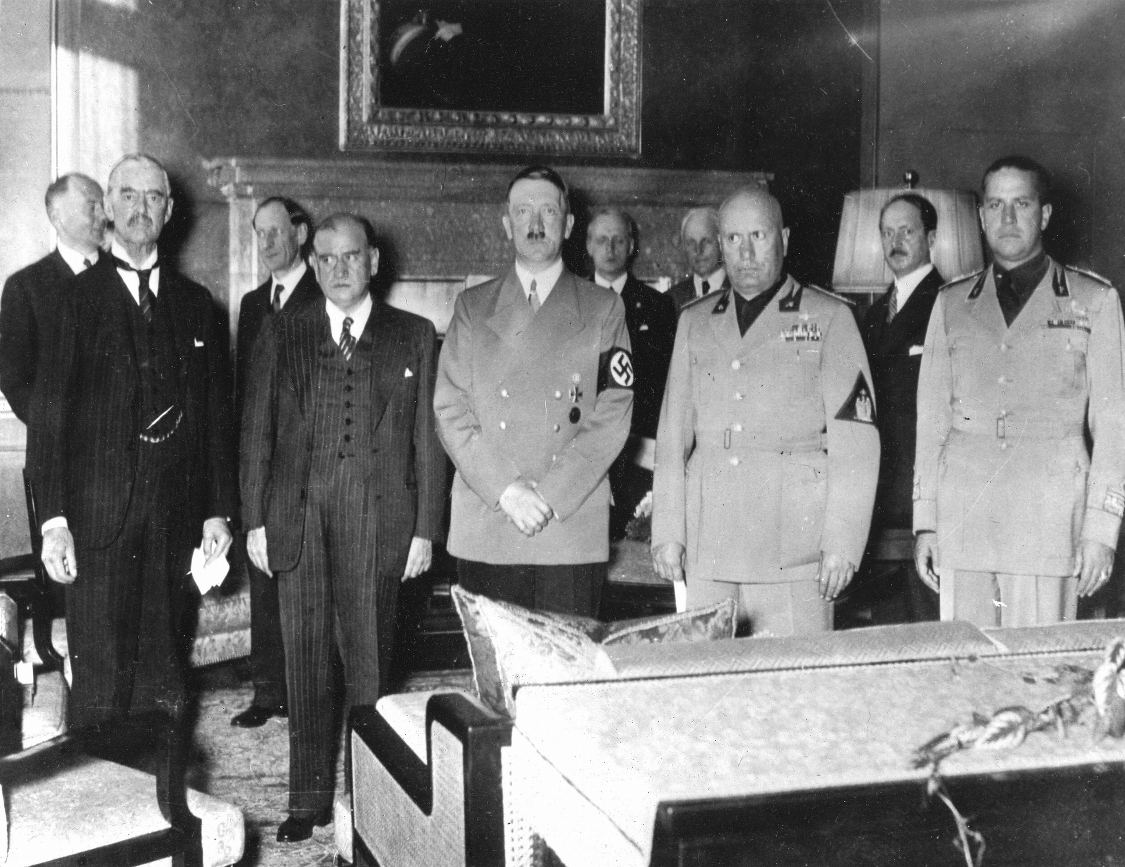 En el centro de la imagen, Adolf Hitler durante la Conferencia de Paz de 1938, junto a otros líderes europeos.