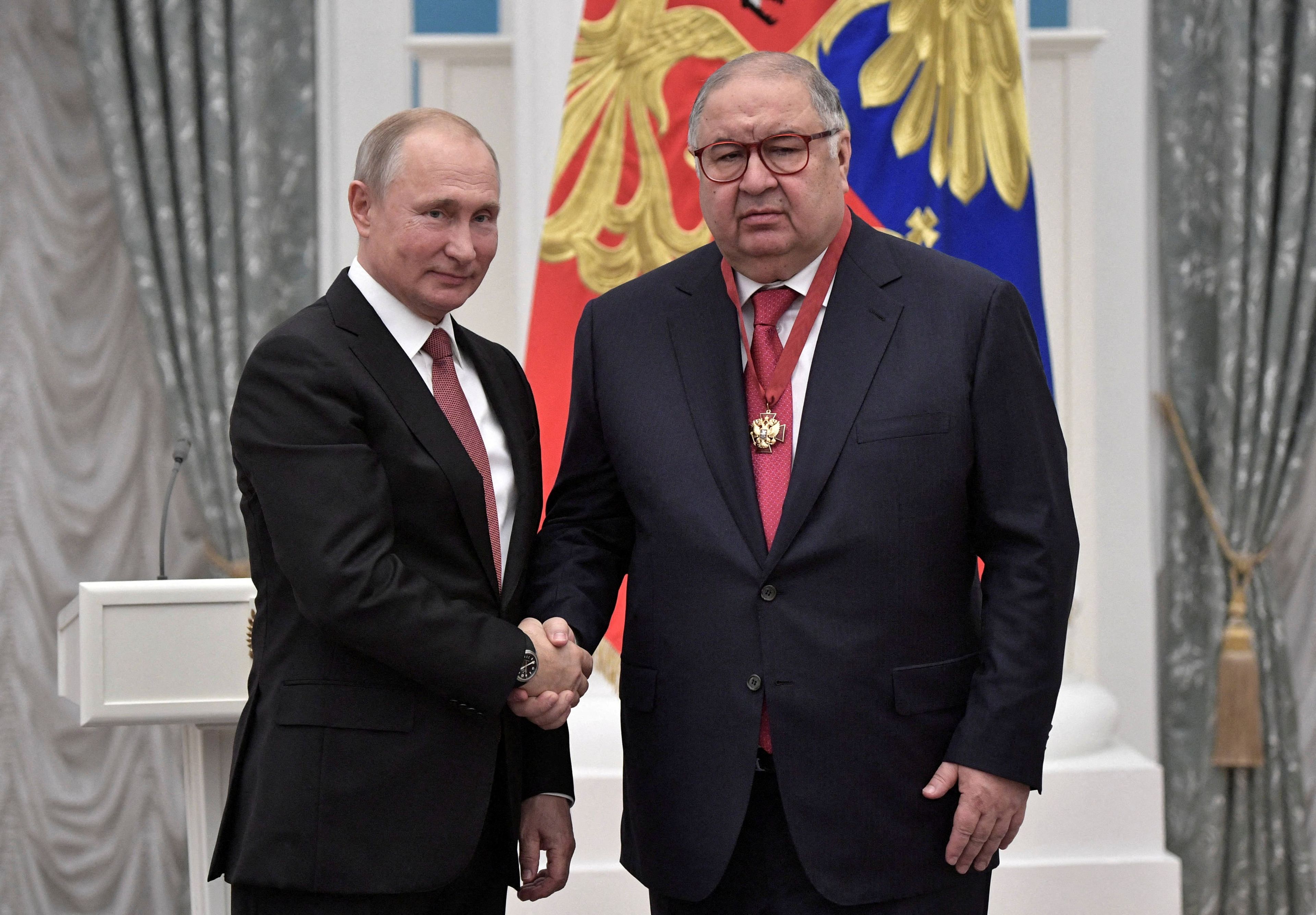 Alisher Usmánov (derecha) junto al presidente ruso, Vladímir Putin.