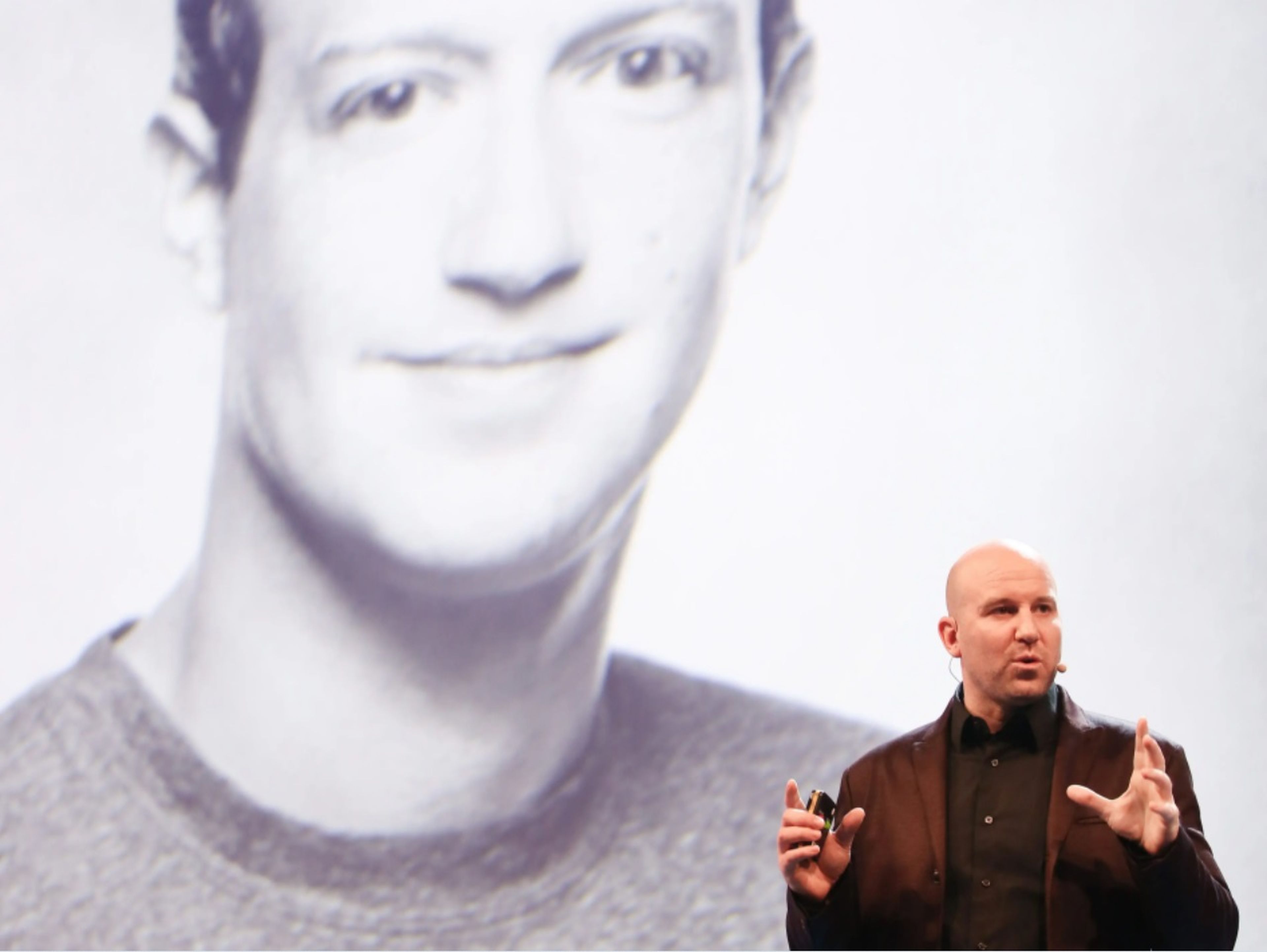 Andrew Bosworth, responsable de Tecnología de Facebook, junto a una fotografía de Zuckerberg.