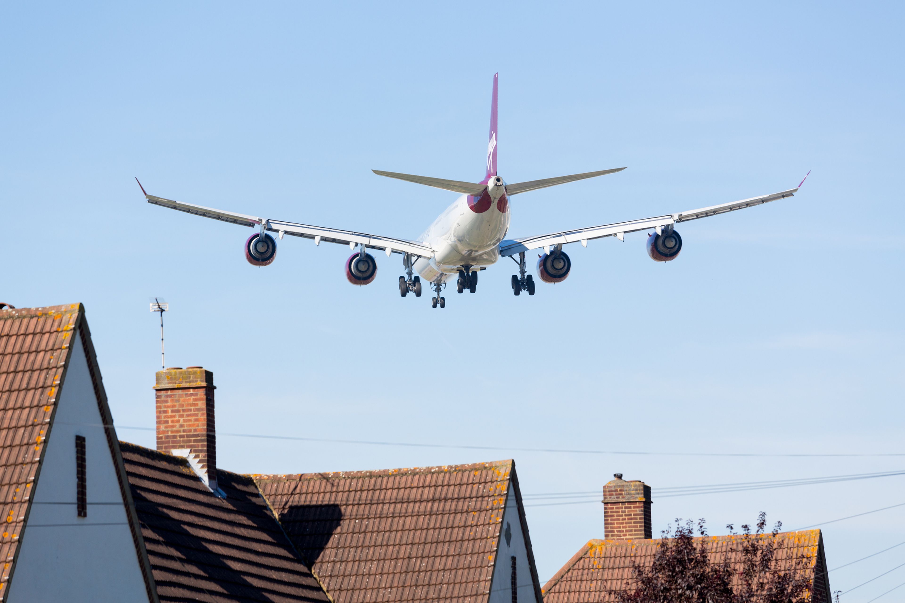 El avión Airbus A340 de Virgin Atlantic aterriza en el aeropuerto Heathrow