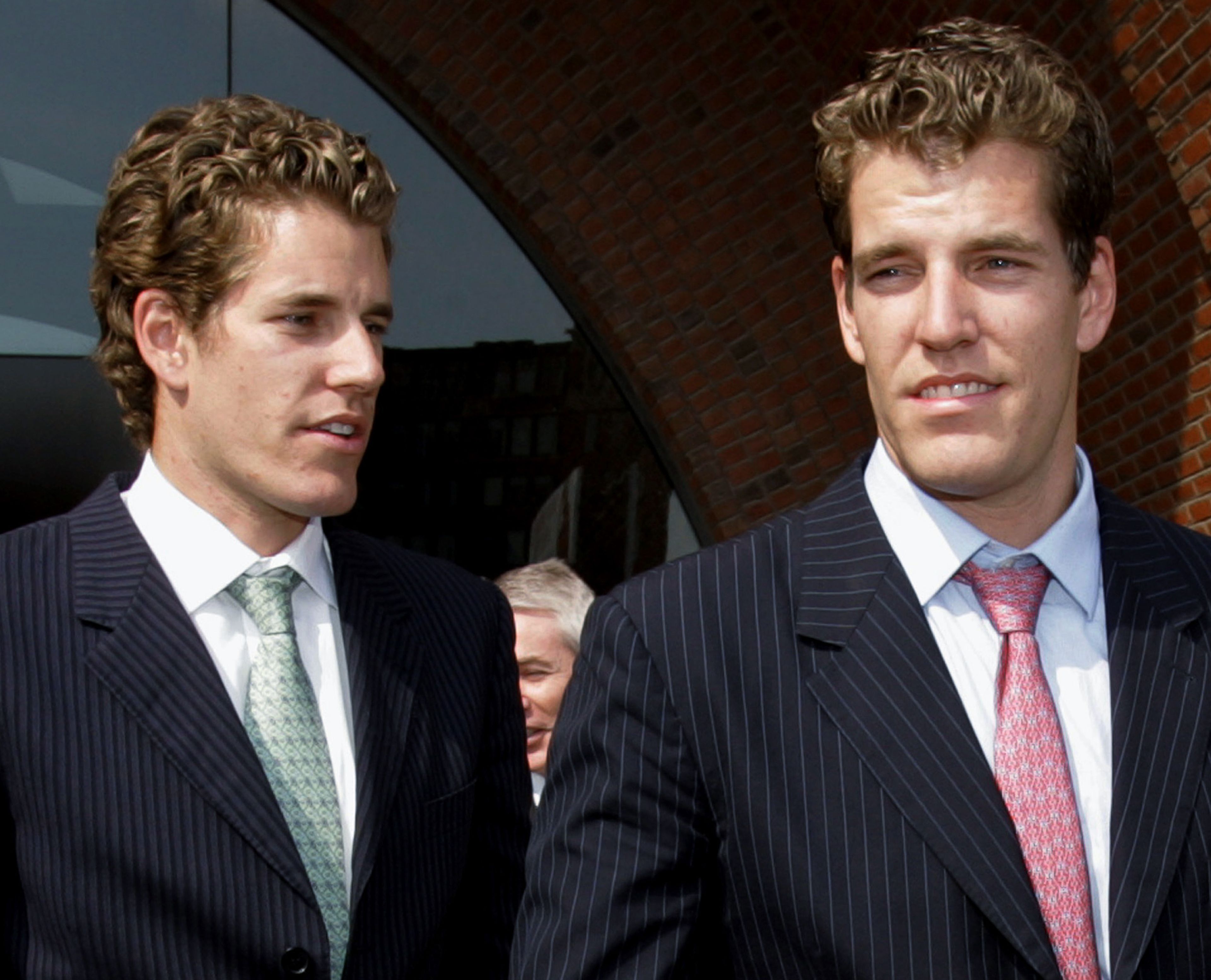 Cameron y Tyler Winklevoss, cofundadores de ConnectU Inc, abandonan el Tribunal de Distrito de los Estados Unidos en Boston.