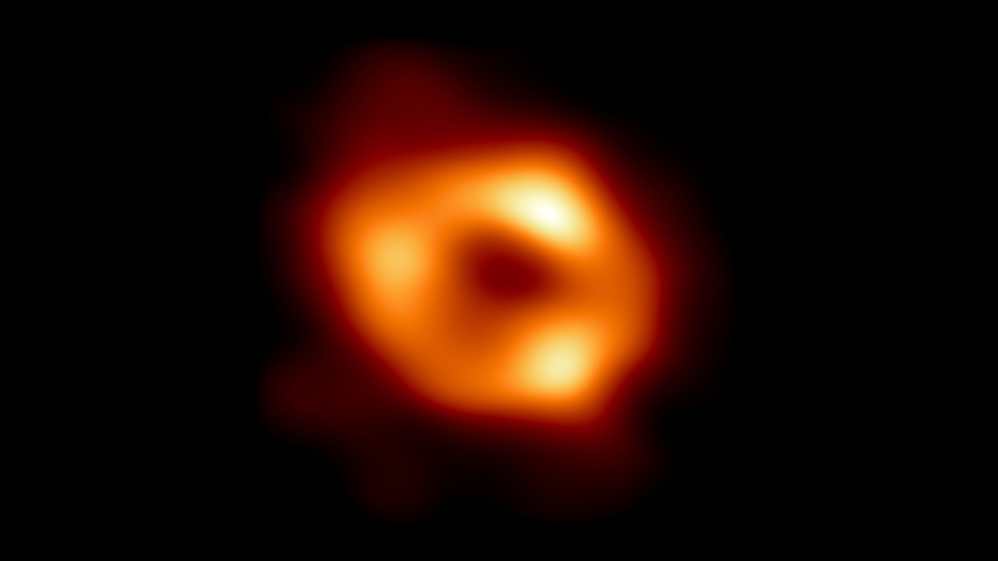 Los científicos desvelan una imagen de un enorme agujero negro en el centro de la Vía Láctea