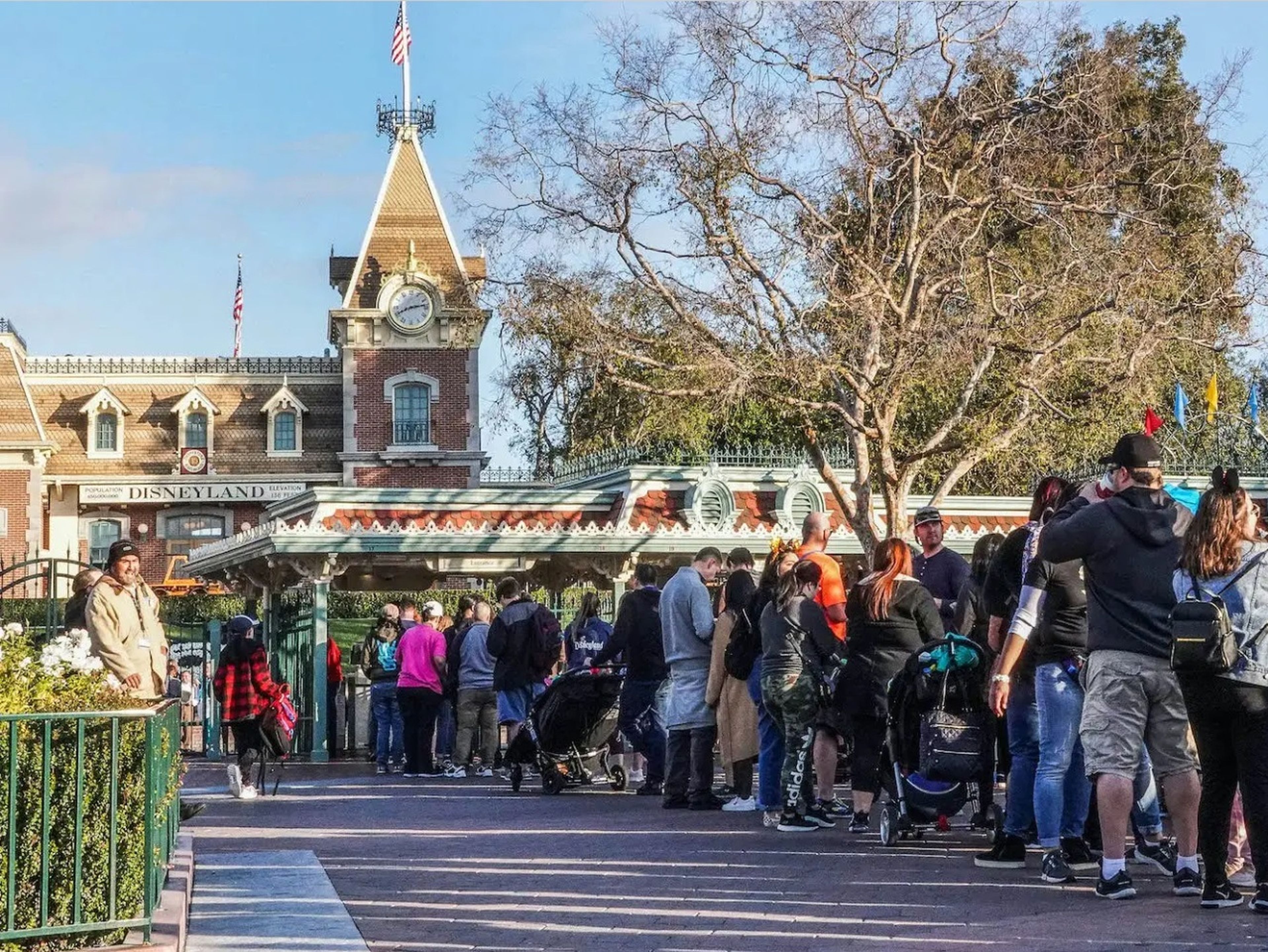 Cola para entrar en Disneyland el 13 de enero de 2020, en Anaheim, California.