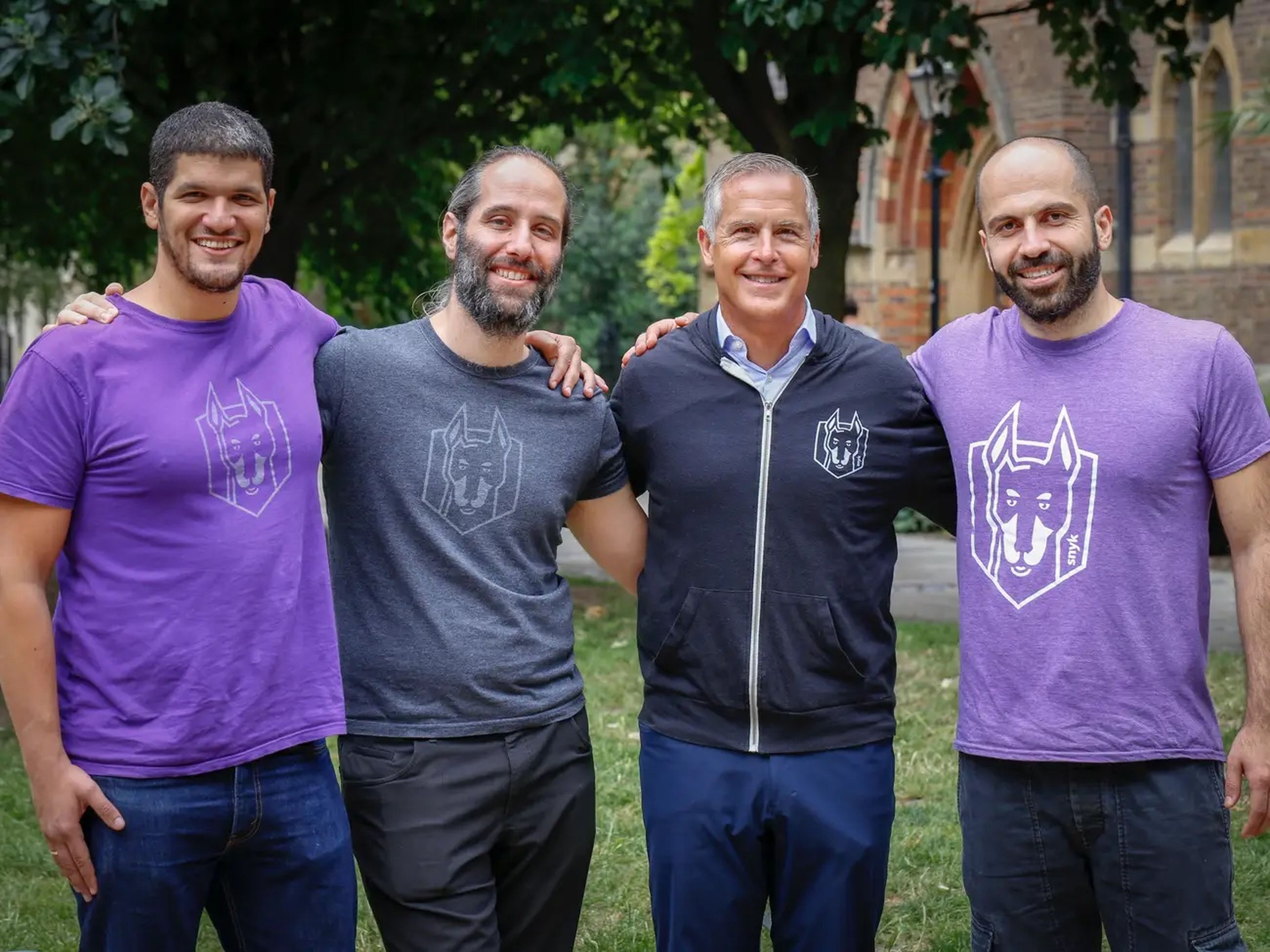Los cofundadores de Snyk, Assaf Hefetz y Guy Podjarny, junto al CEO Peter McKay y el cofundador Danny Grander.