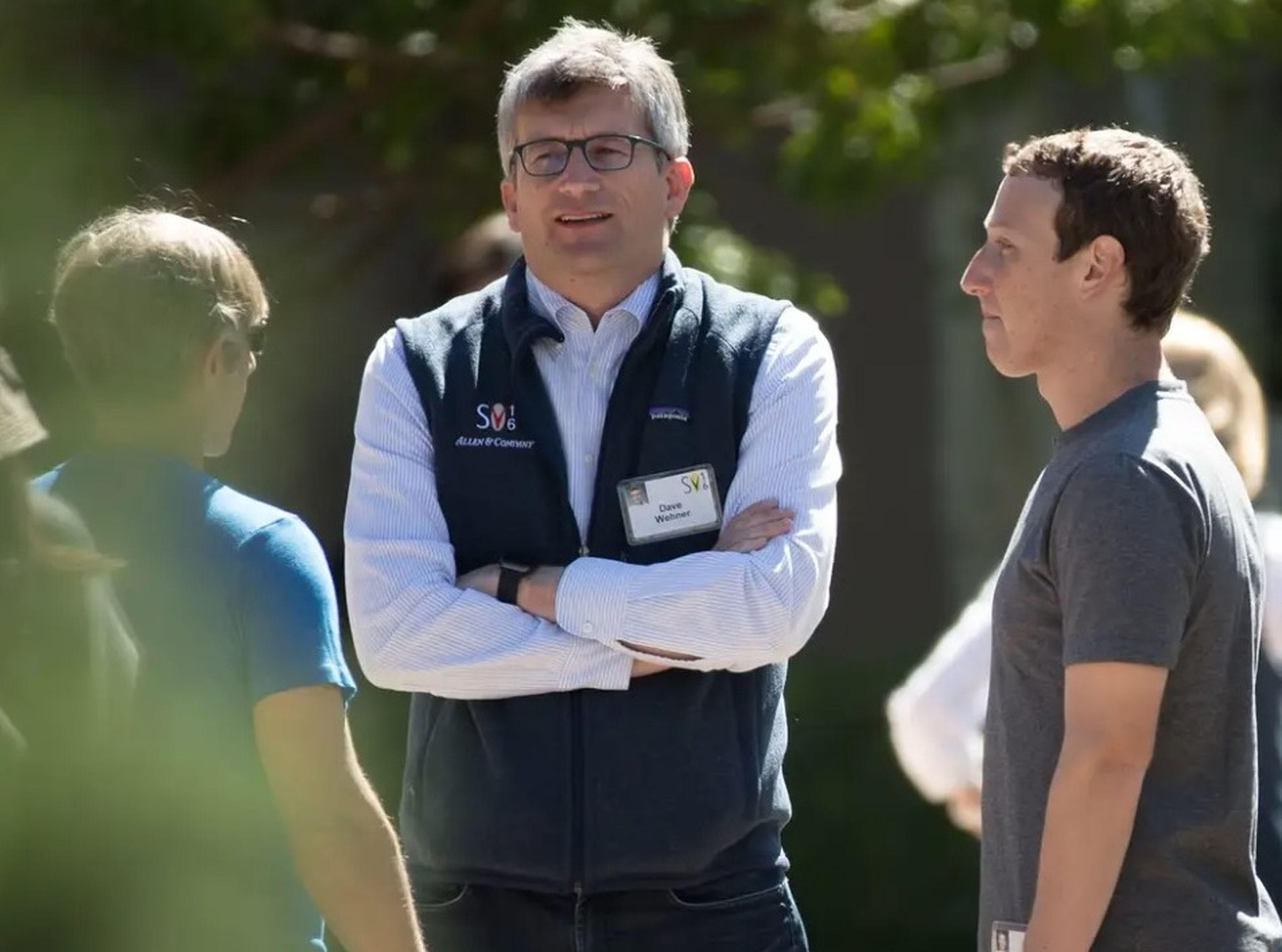 David Wehner, director financiero de Facebook, se encuentra entre Mark Pincus, cofundador de Zynga, y Mark Zuckerberg en la conferencia Allen & Company, el 7 de julio de 2016 en Sun Valley, Idaho.