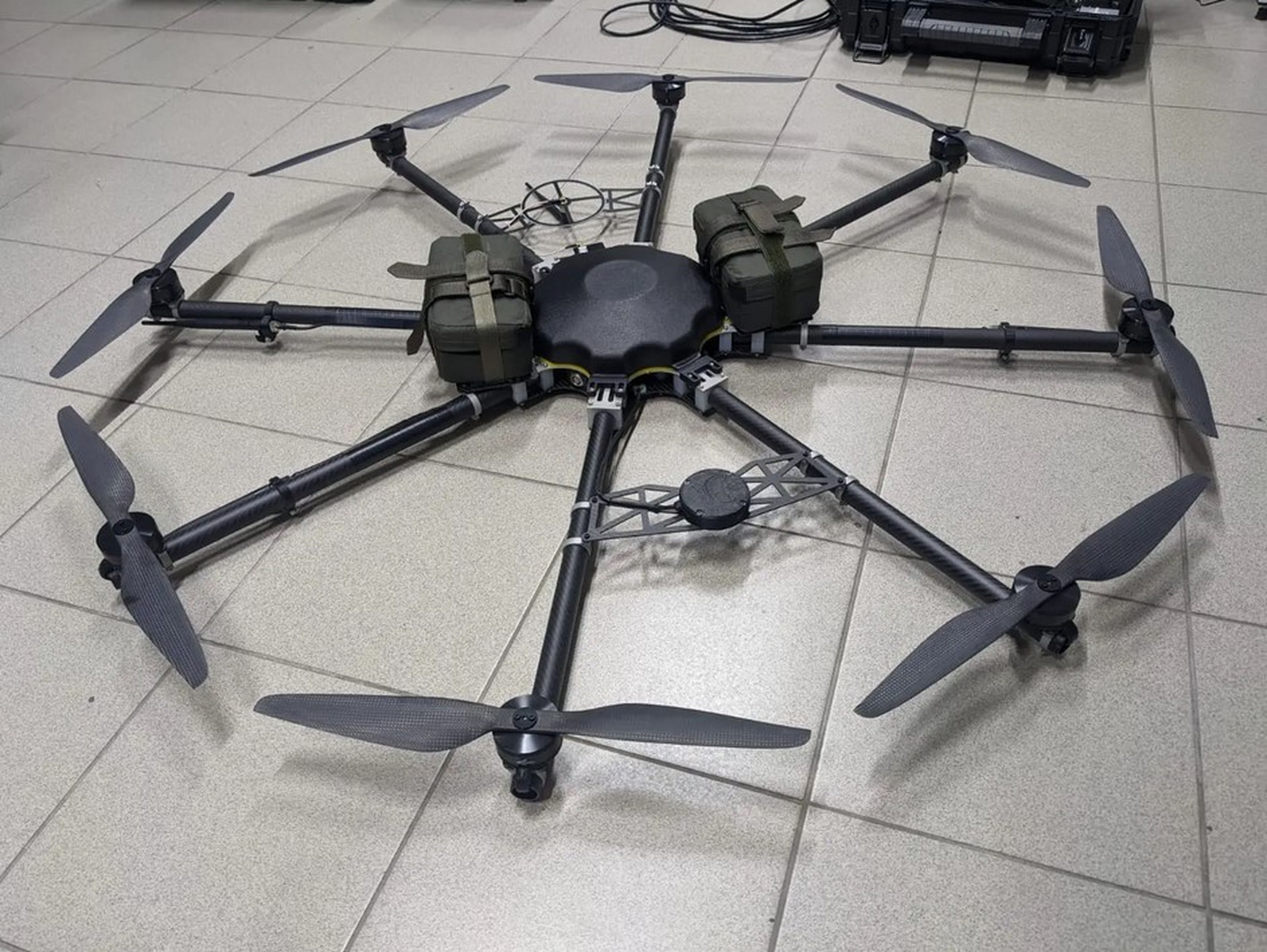 Dron octocóptero R-18 hecho a medida por Aerorozvidka.