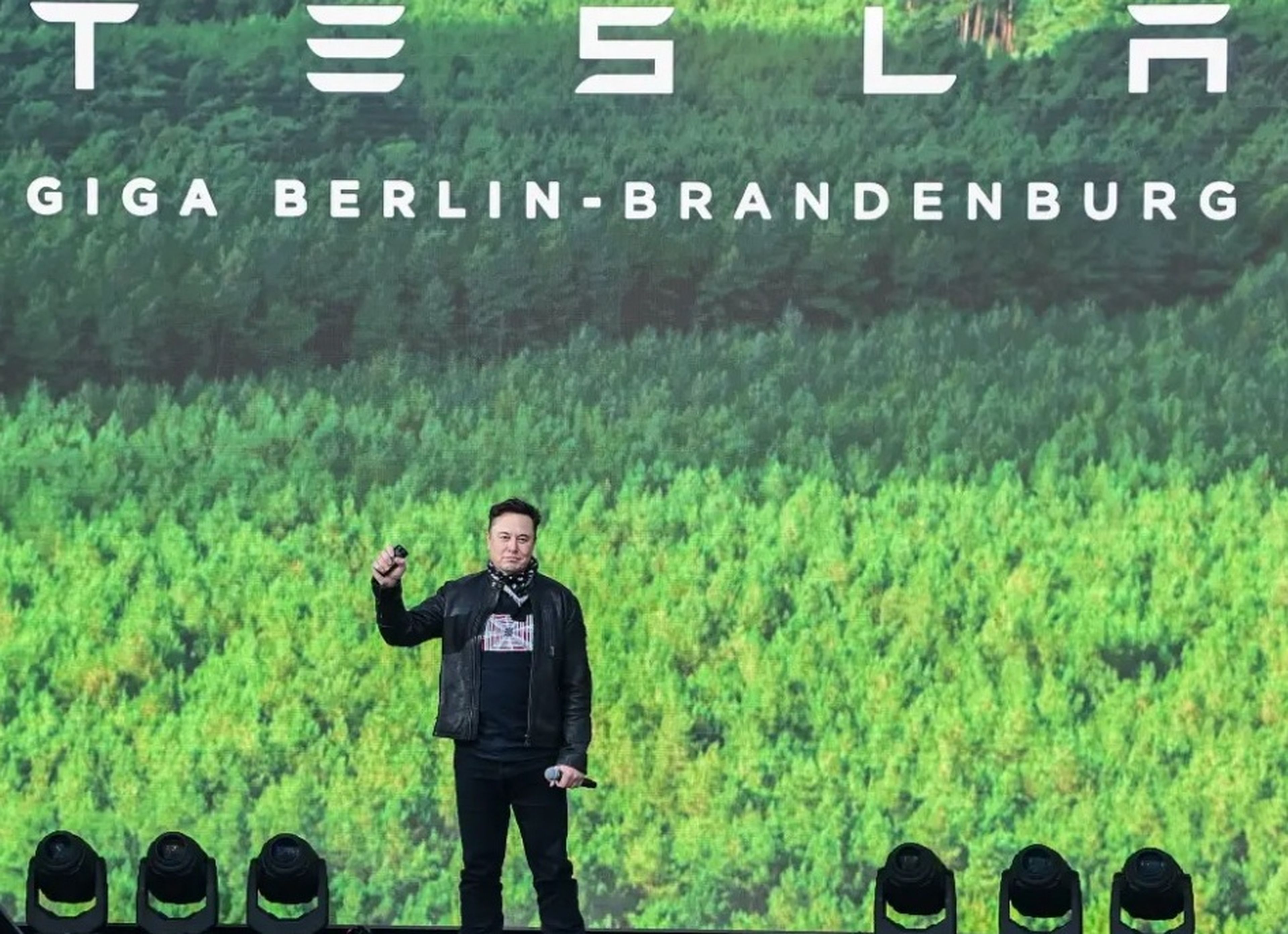 Elon Musk, consejero delegado de Tesla, sube a un escenario en la Gigafábrica de Tesla para la jornada de puertas abiertas en Grünheide, al este de Berlín.