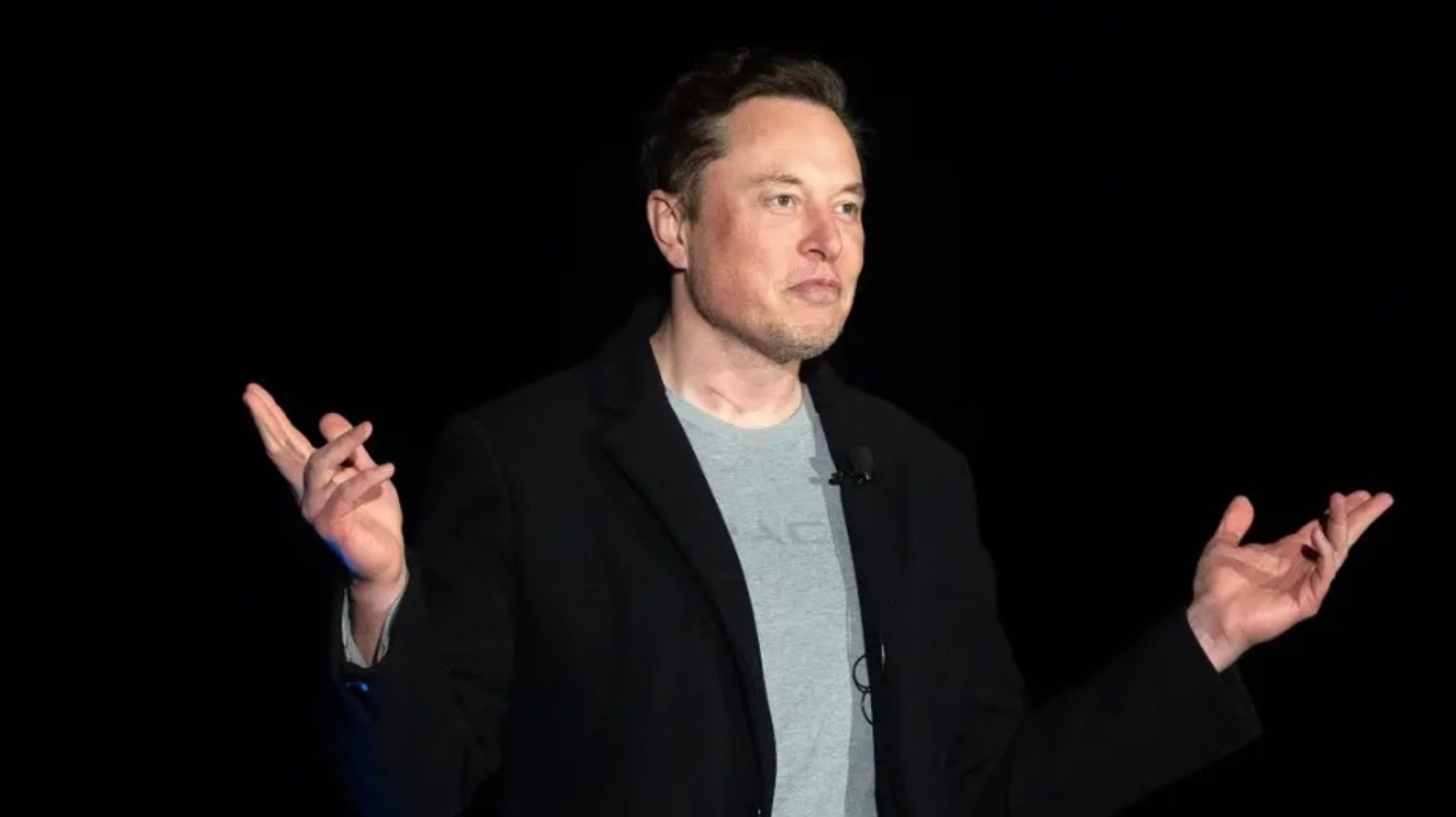Elon Musk gesticula mientras habla durante una conferencia de prensa en las instalaciones de Starbase de SpaceX, cerca de Boca Chica Village, en el sur de Texas, el 10 de febrero de 2022.