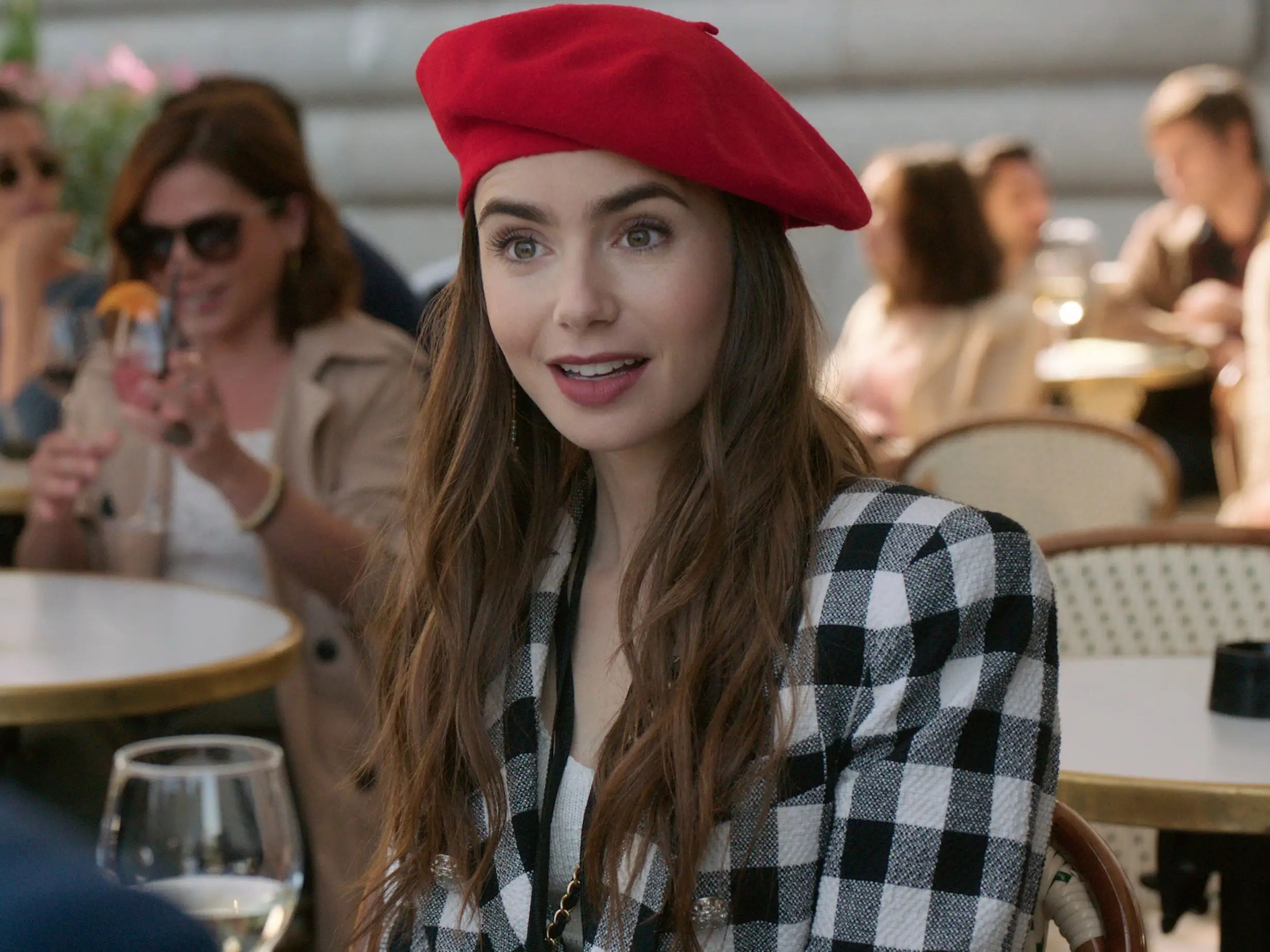Lily Collins protagoniza "Emily en París", de Netflix.