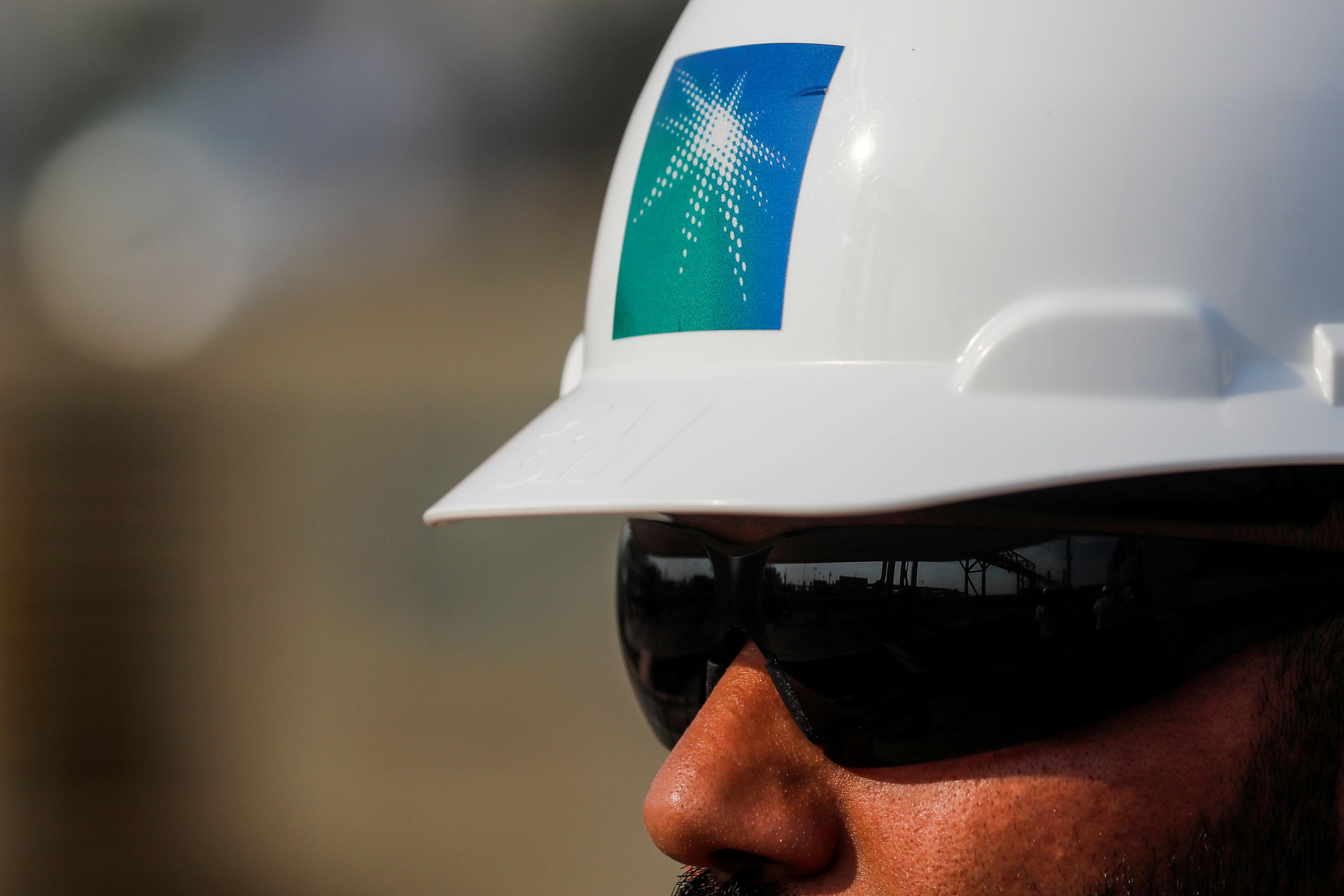 Un empleado con un casco con el logotipo de la petrolera Aramco, en una fotografía de archivo.