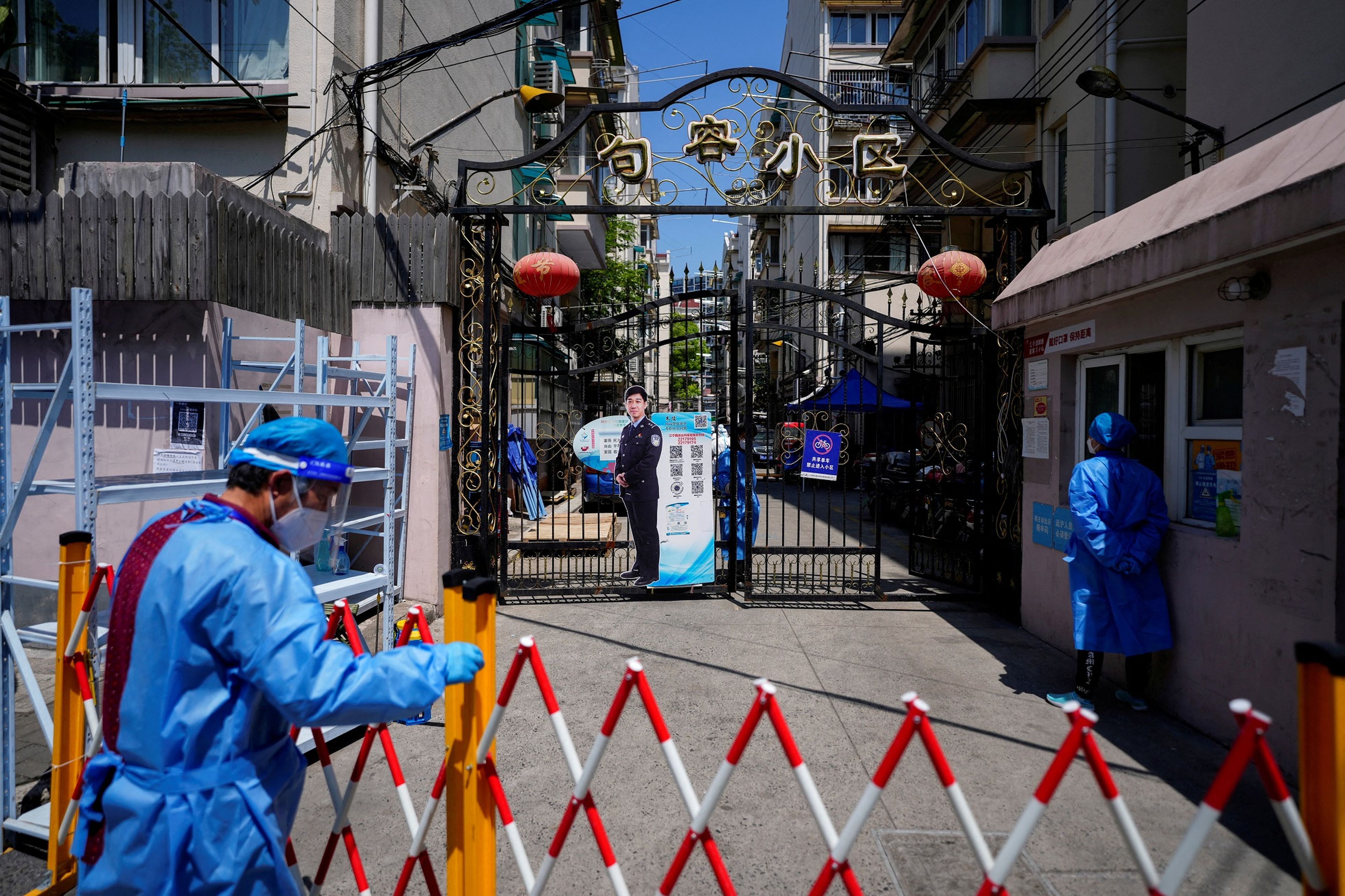 Entrada a una zona residencial en Shangái, China, cerrada por las medidas de confinamiento adoptadas por el gobierno chino.