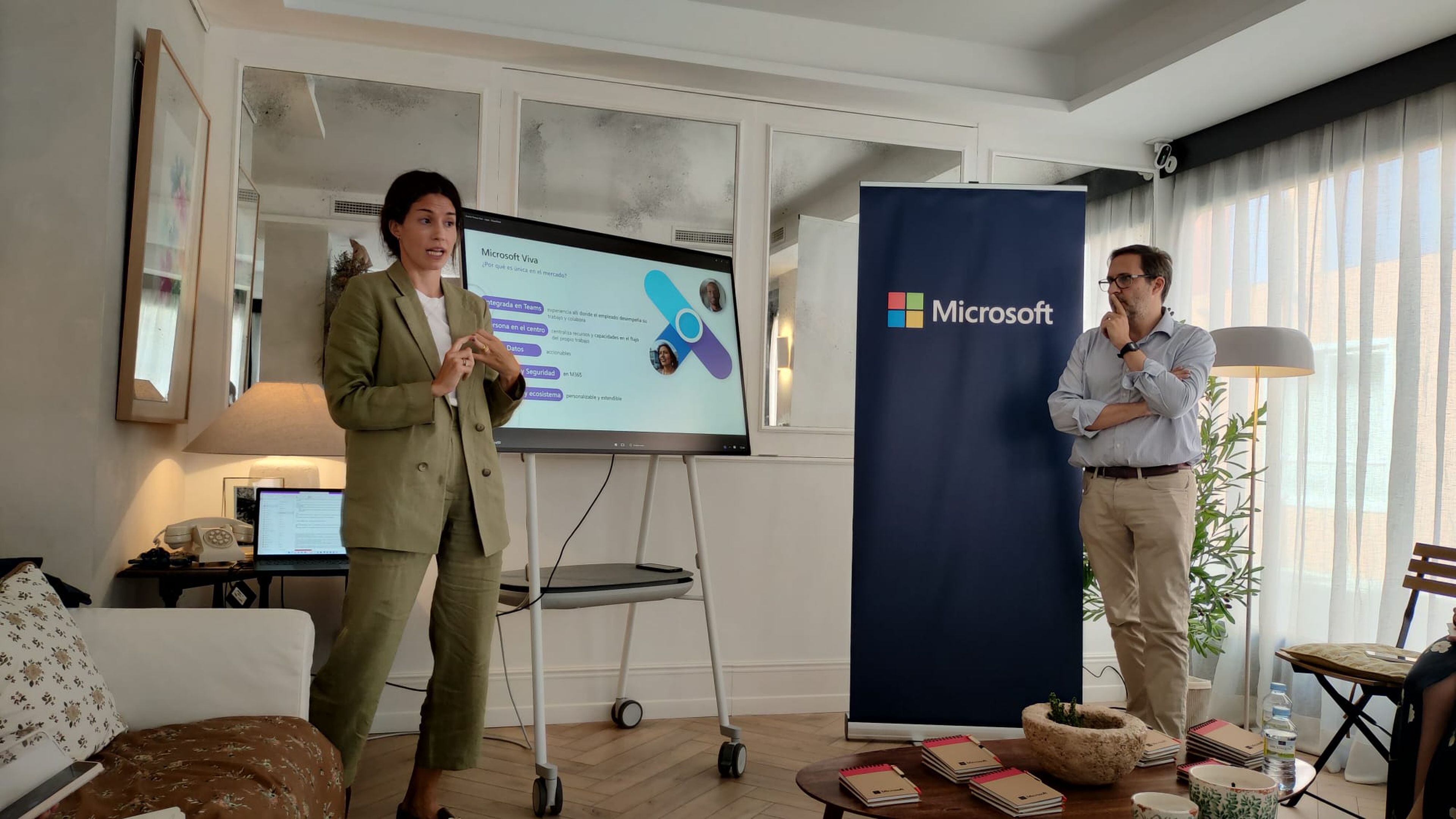 La especialista en Modern Work de Microsoft, Jimena Moreno (izq) junto al director de Modern Workplace de Microsoft, Antonio Cruz (dcha).