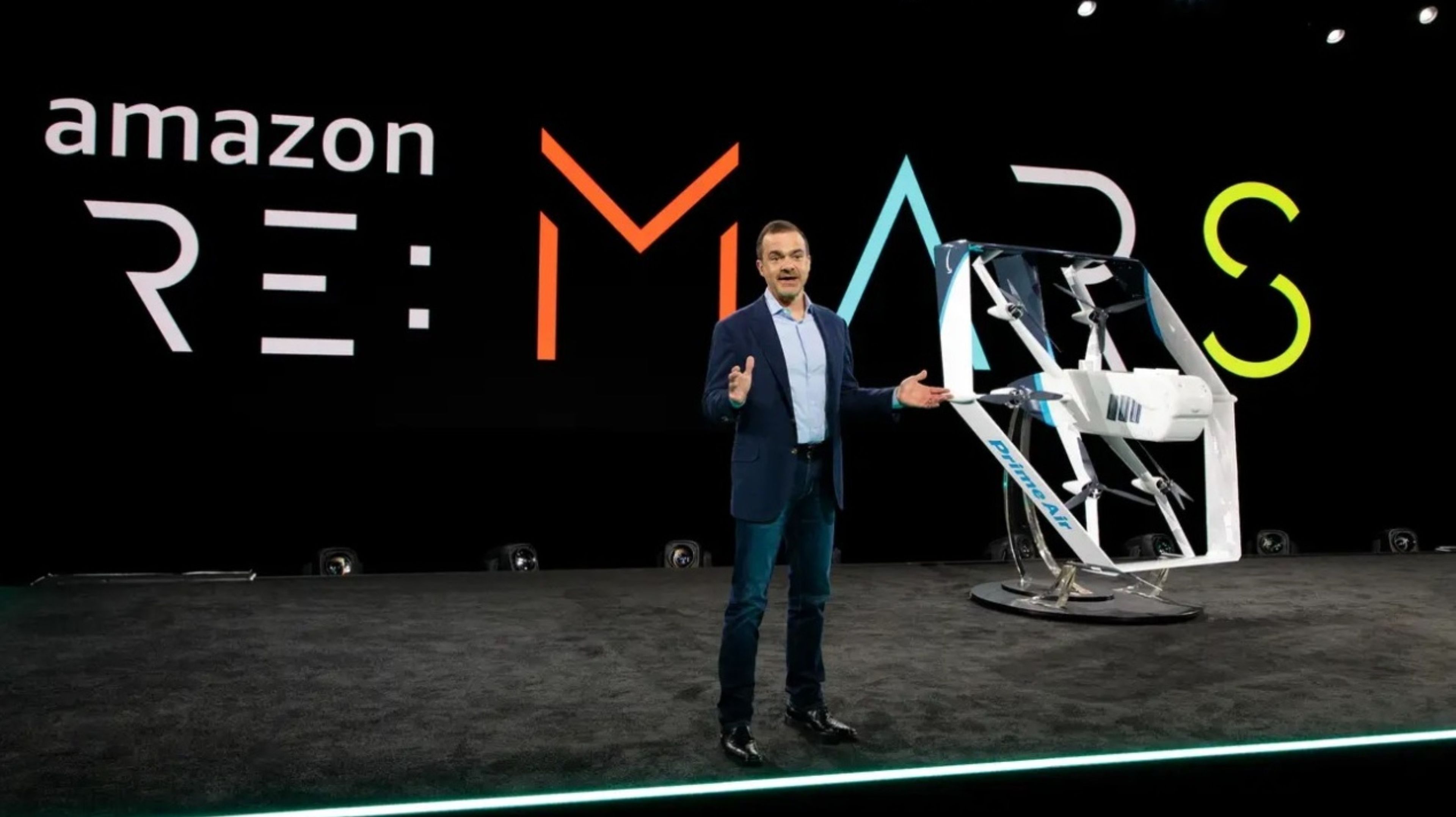 El exjefe de ventas de Amazon, Jeff Wilke, reveló el nuevo modelo de dron de Prime Air en la conferencia de robótica Re:Mars 2019