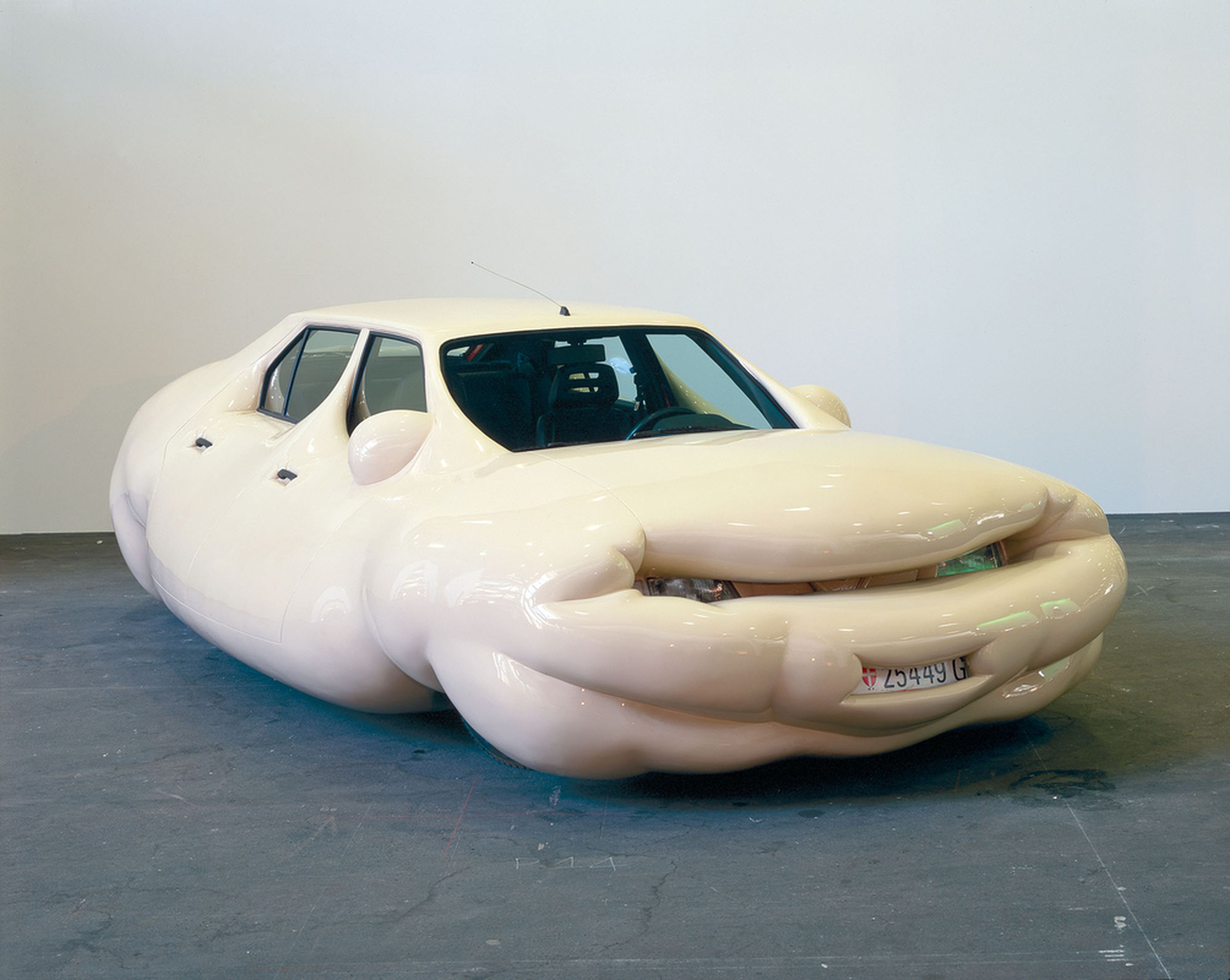Fat Car, obra contemporánea del artista Eric Wurm.
