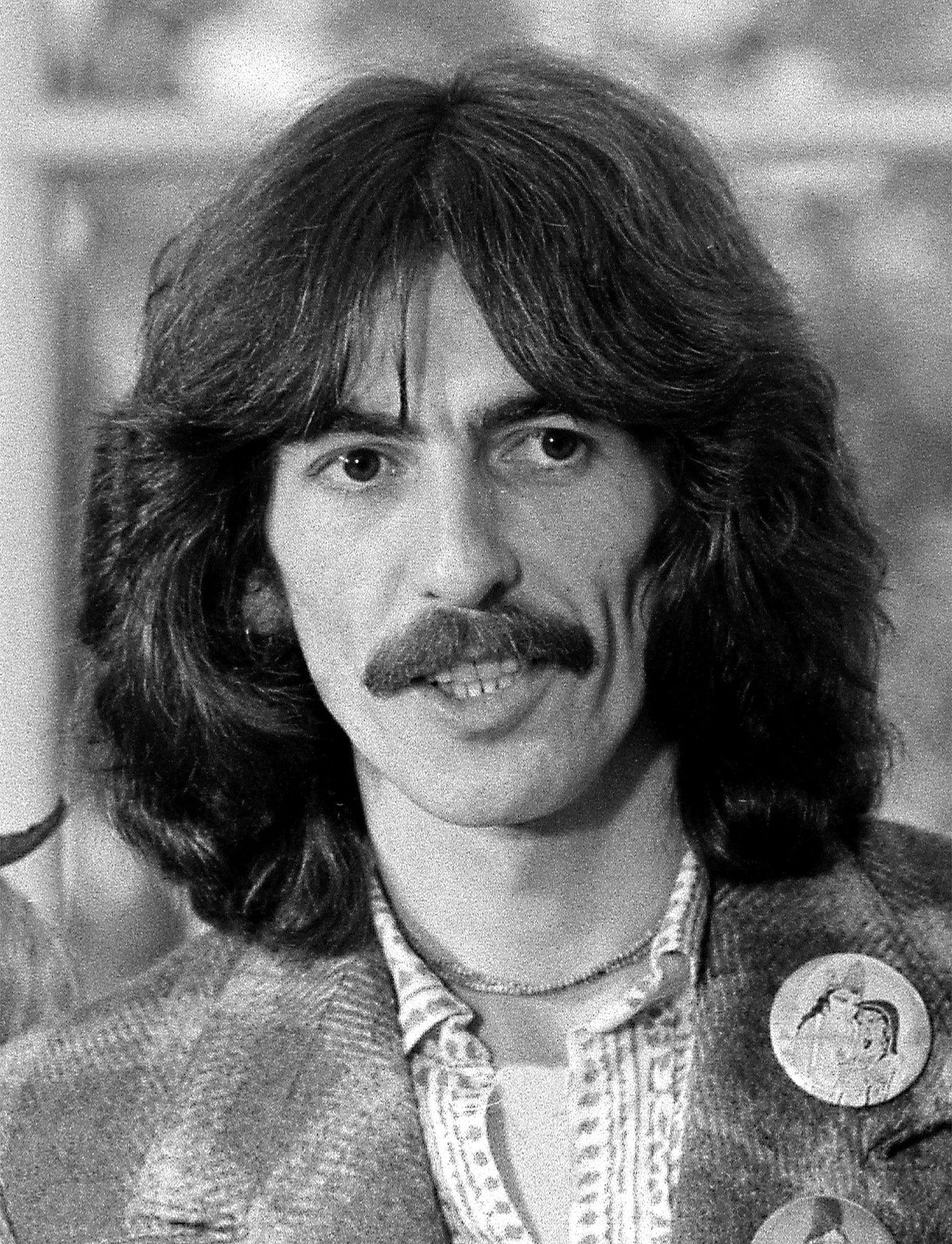 El guitarrista de los Beatles, George Harrison, con 30 años.