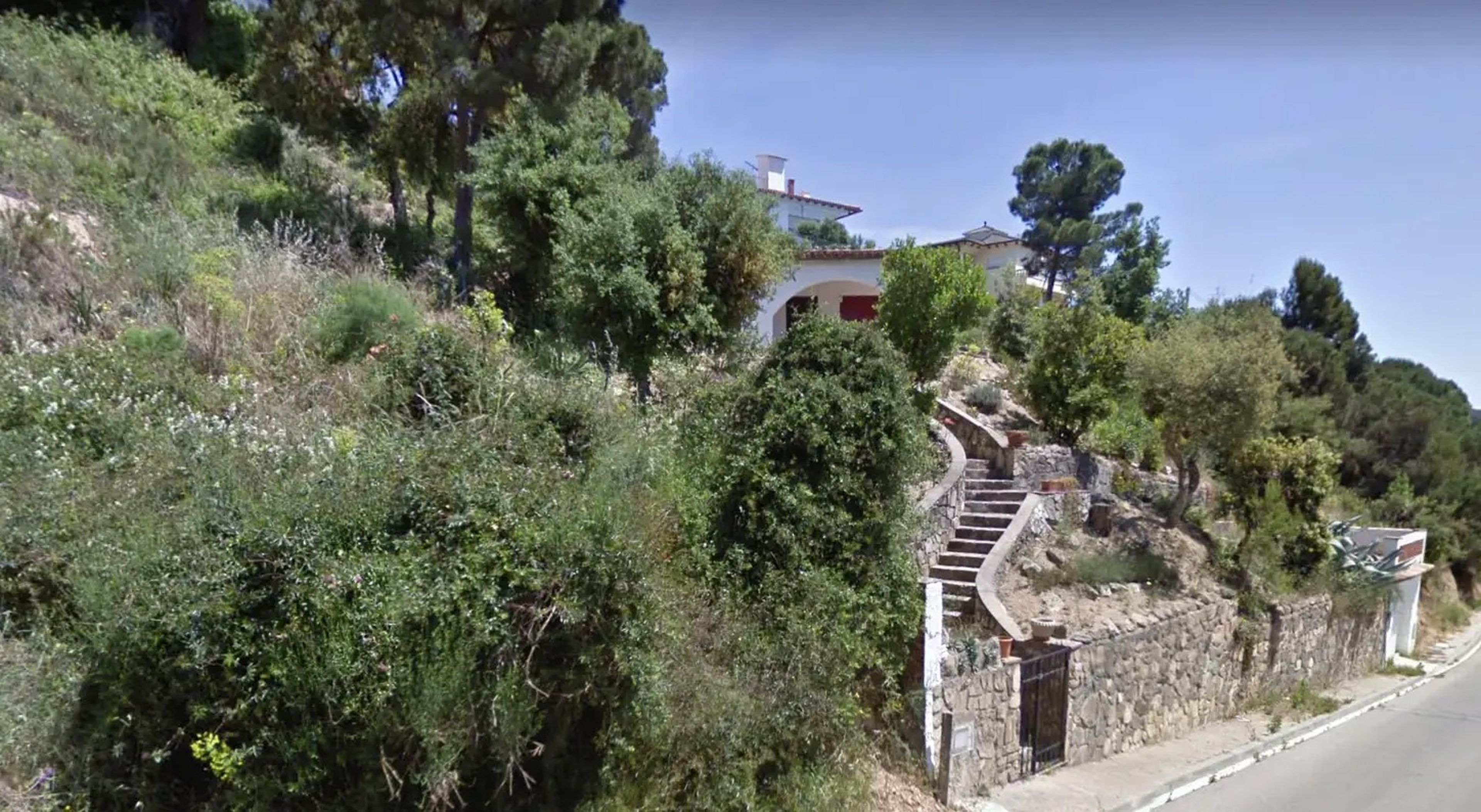 Los terrenos de la villa catalana alquilada por Sergey Protosenya vistos desde la carretera, fechados en 2011.