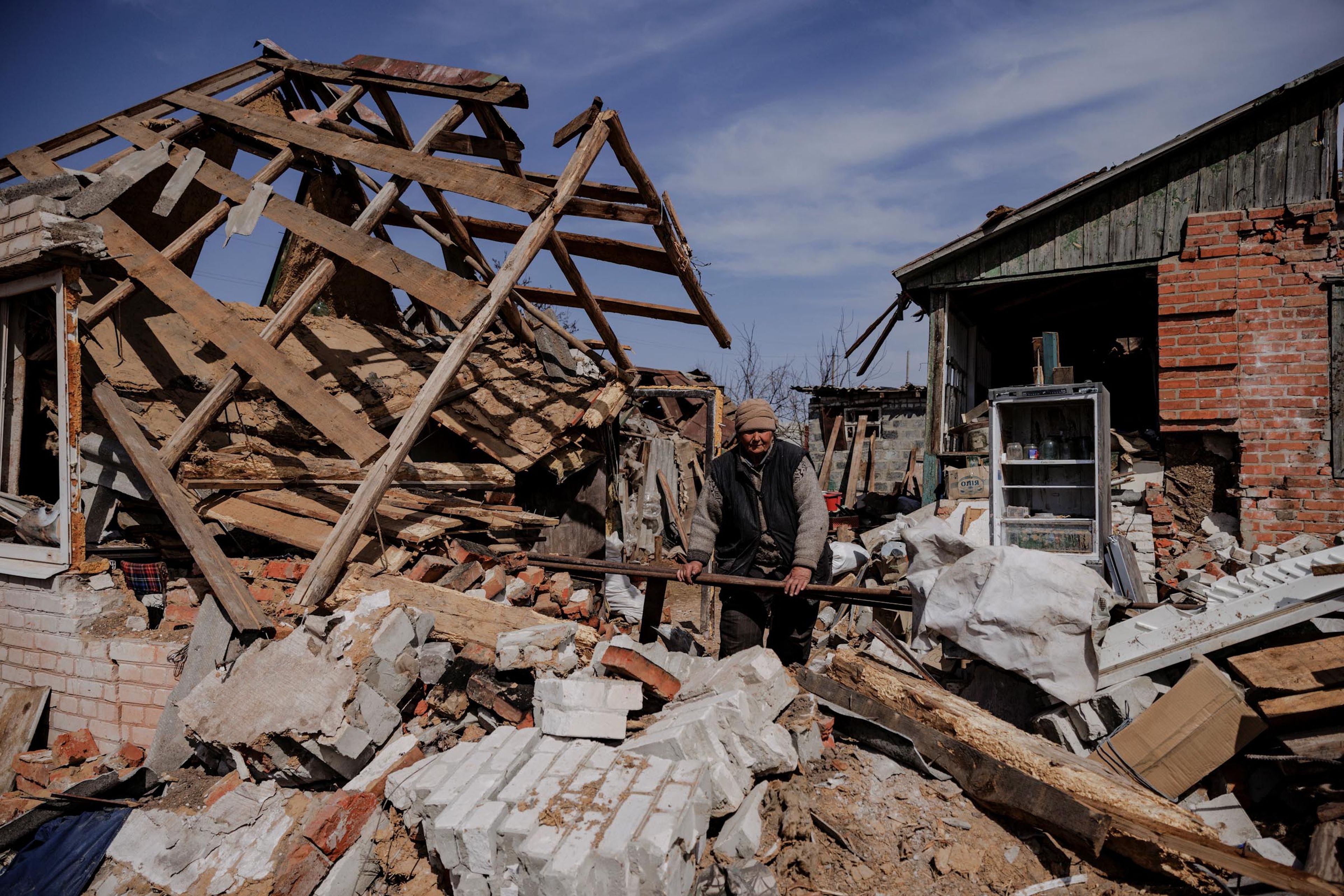Vera Babenko, granjera de 66 años, delante de la que era su casa, ahora bombardeada, en Járkov (Ucrania).