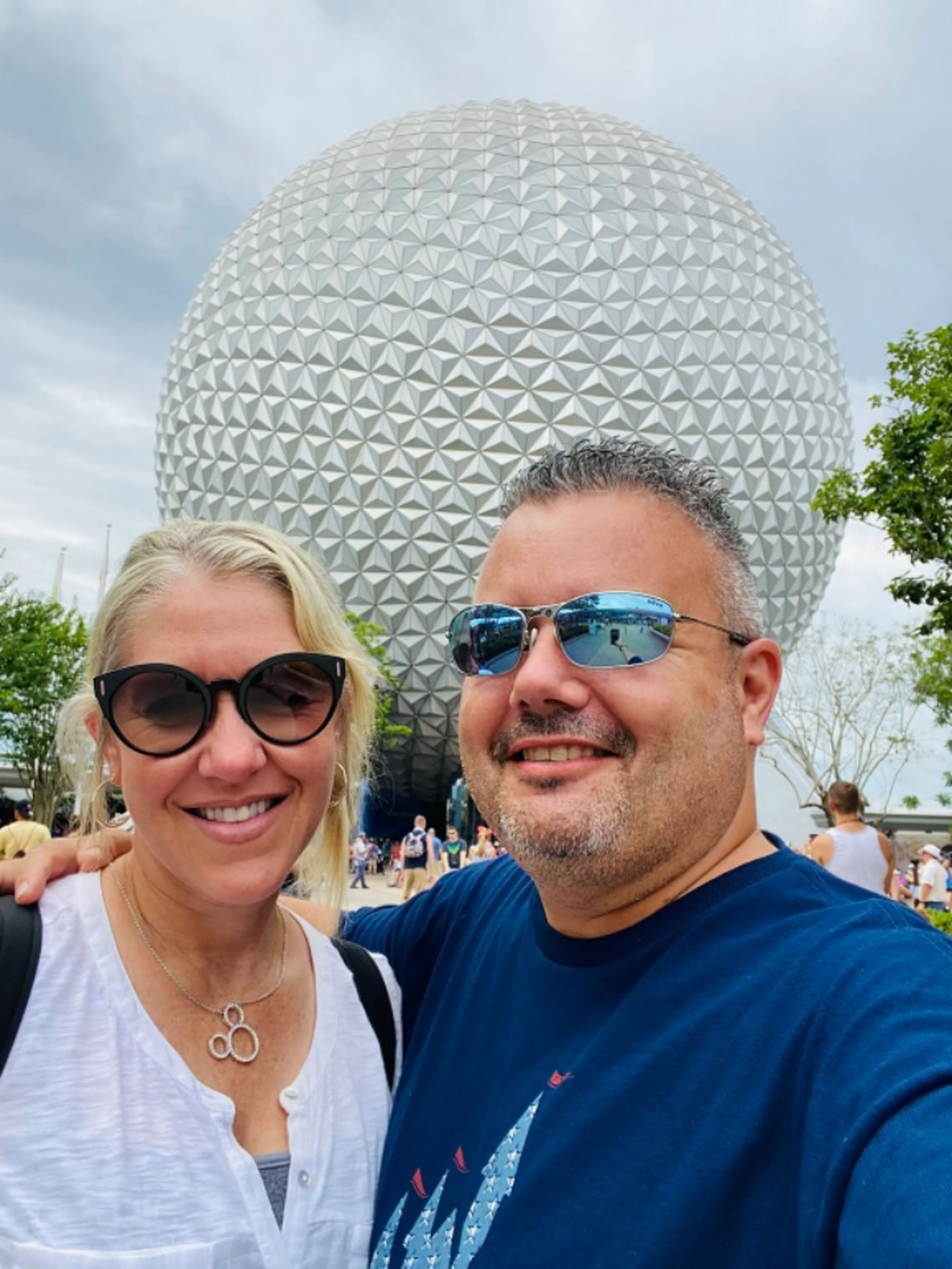 Greg Antonelle y su mujer, Elyssa Antonelle, en Epcot en Orlando, Florida