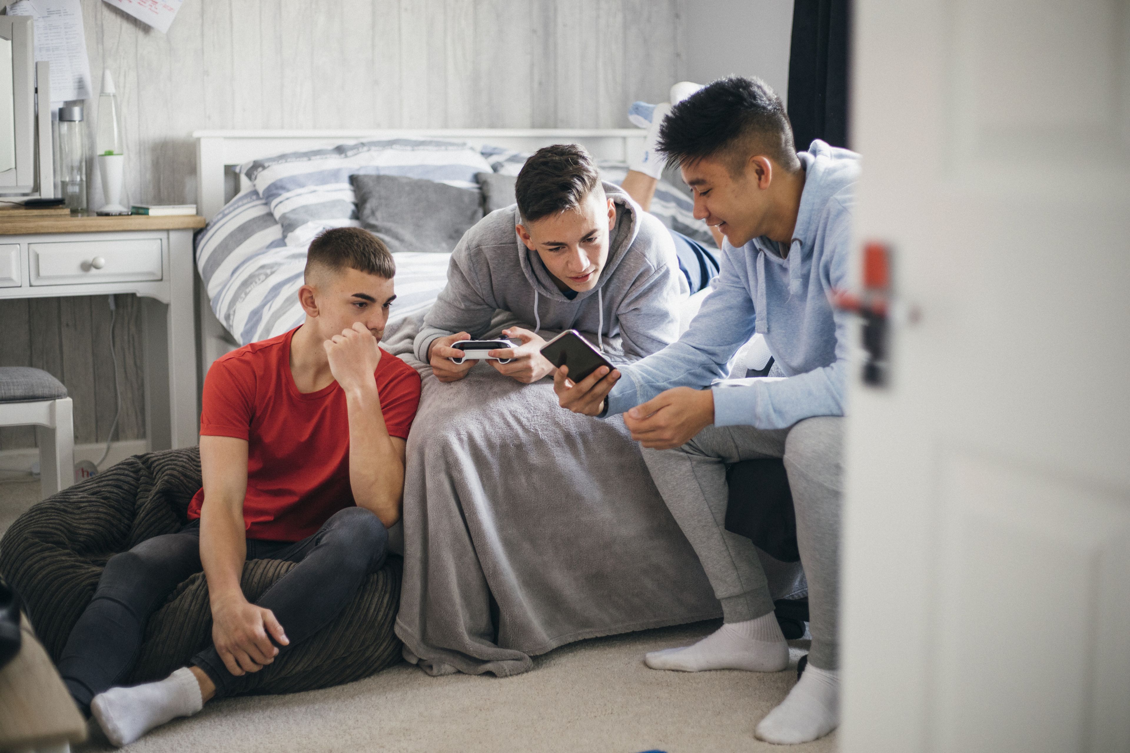 Grupo de adolescentes usando el móvil
