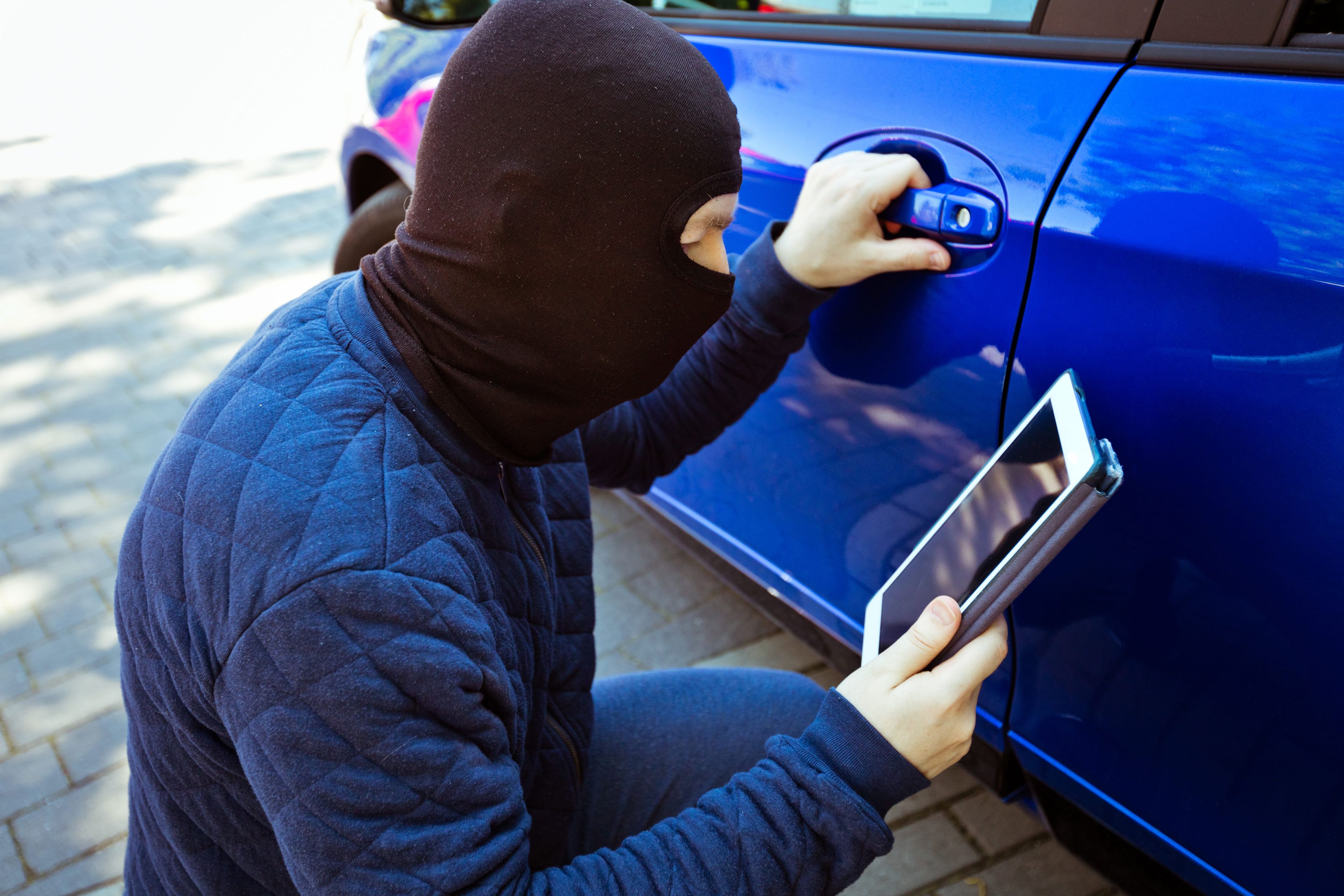 Hacker robando un coche