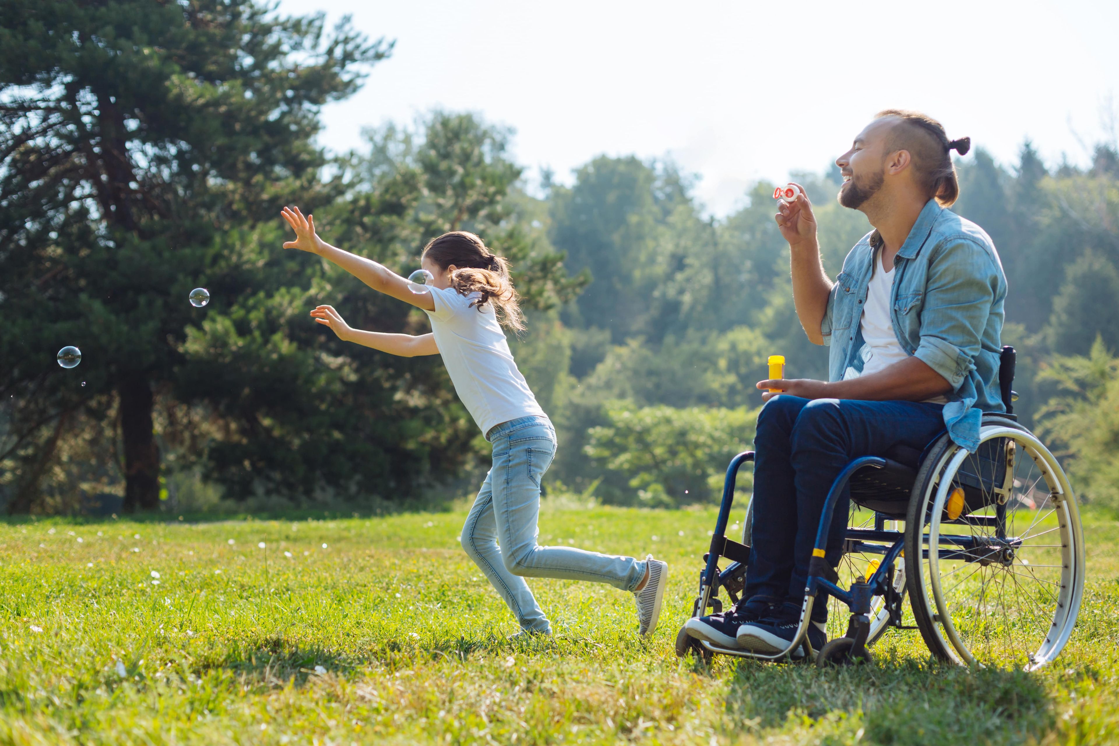 Un hombre en silla de ruedas con su hija