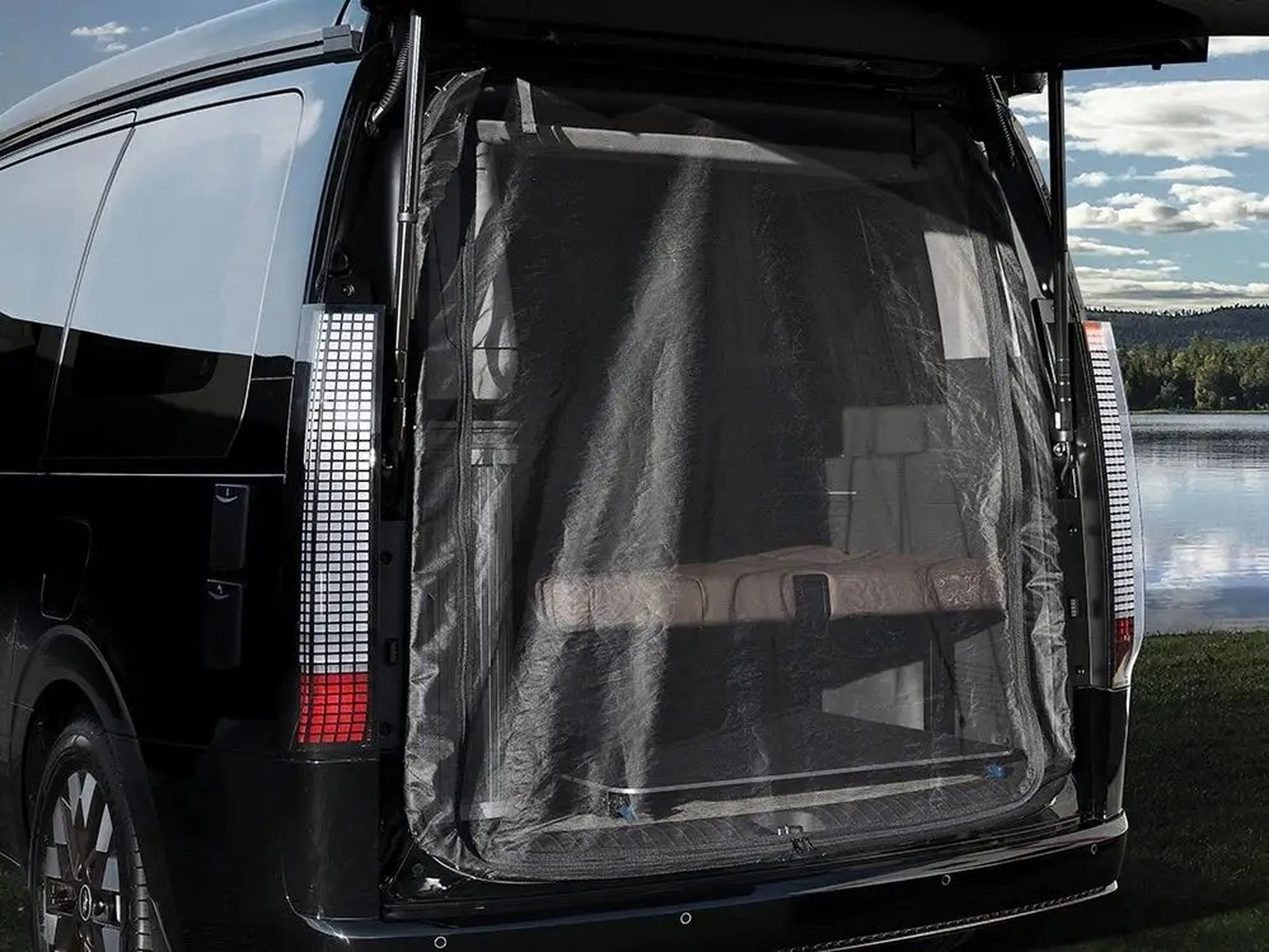 The Hyundai Staria Lounge Camper's mosquito net at the trunk.